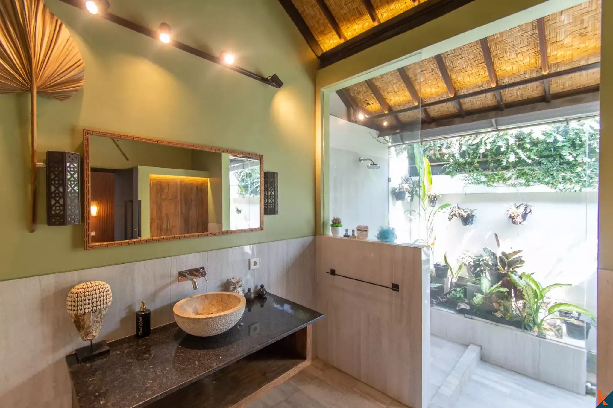 Properti Tradisional Empat Kamar Tidur dengan Hak Sewa Jangka Panjang yang Langka di Pusat Seminyak