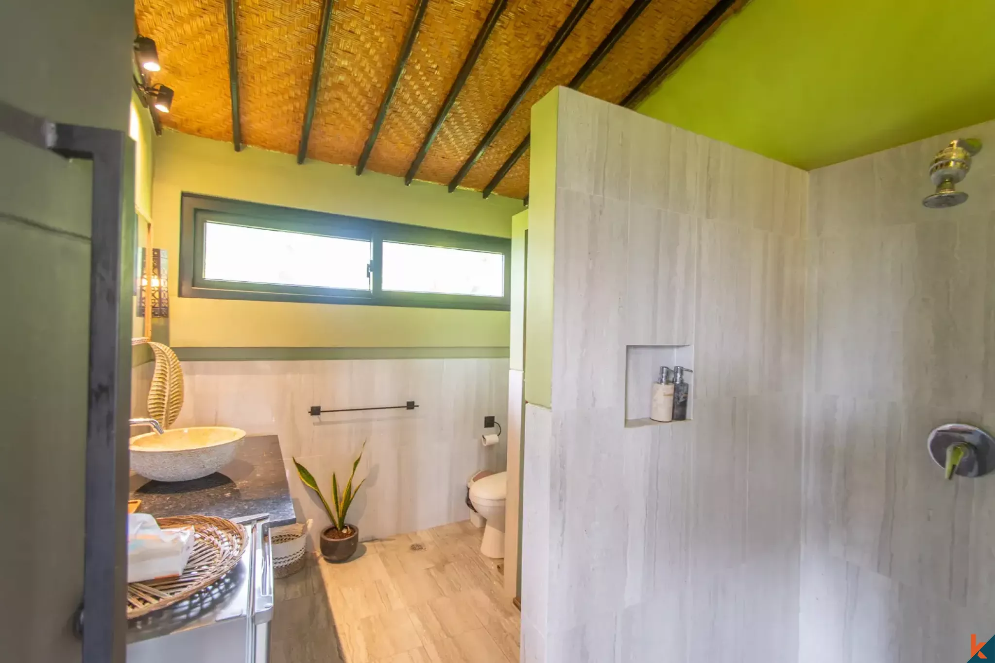 Properti Tradisional Empat Kamar Tidur dengan Hak Sewa Jangka Panjang yang Langka di Pusat Seminyak