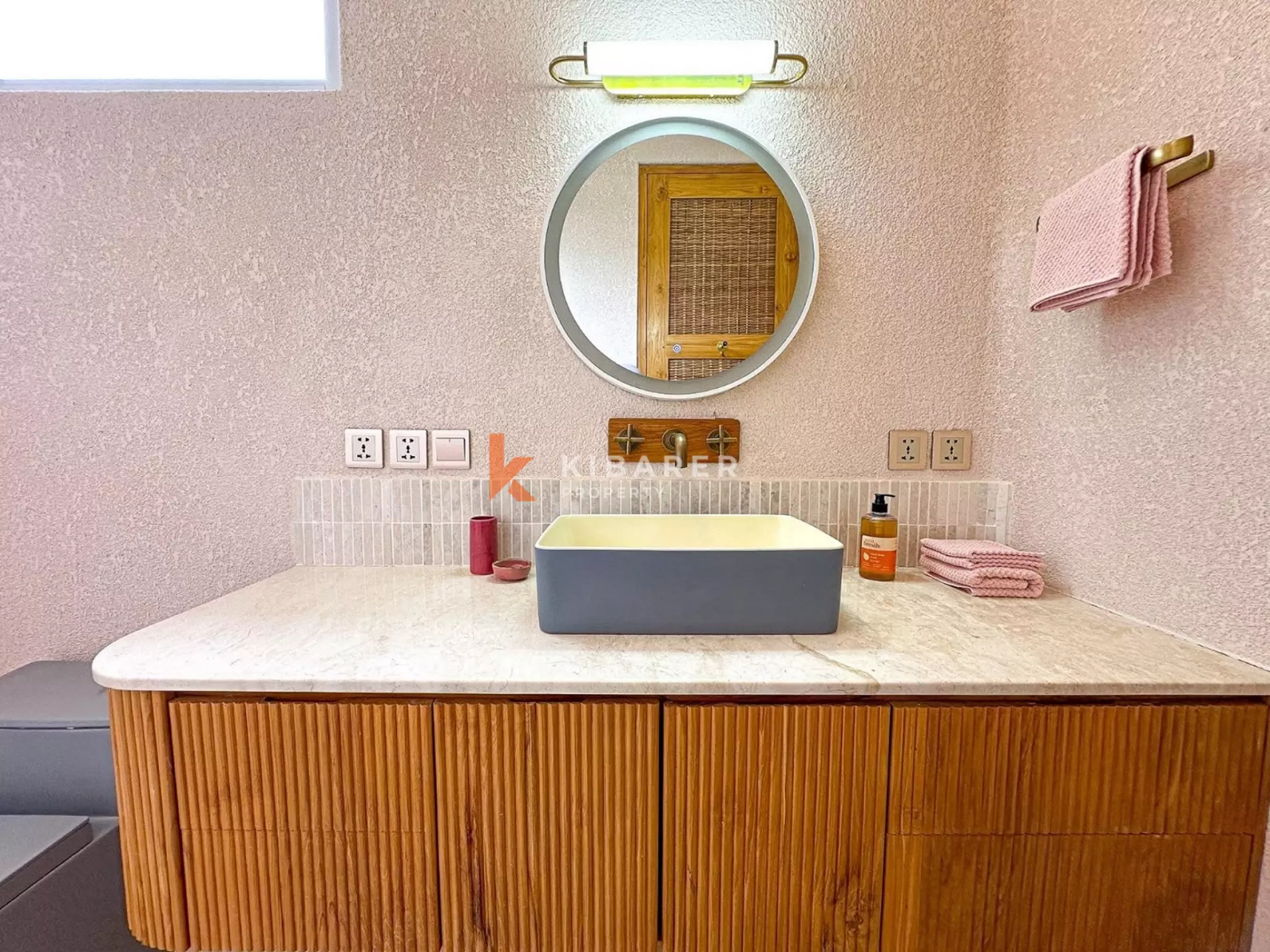 Detailed Modern Design One-Bedroom Apartment in Tumbak Bayuh