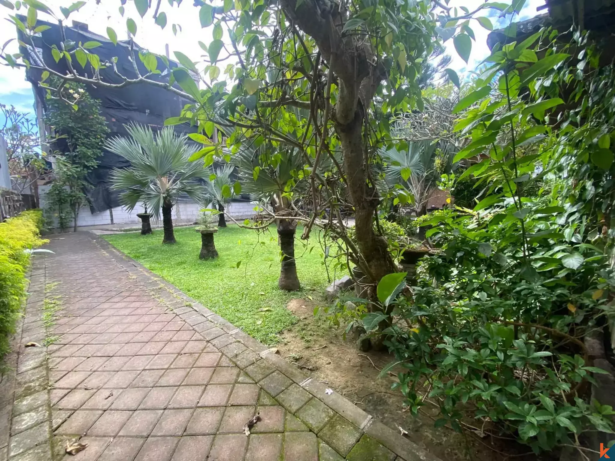 Rare terrain en pleine propriété dans le quartier central de Batu Bolong