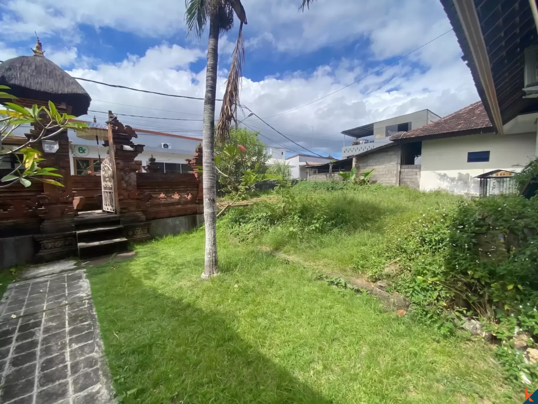Rare terrain en pleine propriété dans le quartier central de Batu Bolong