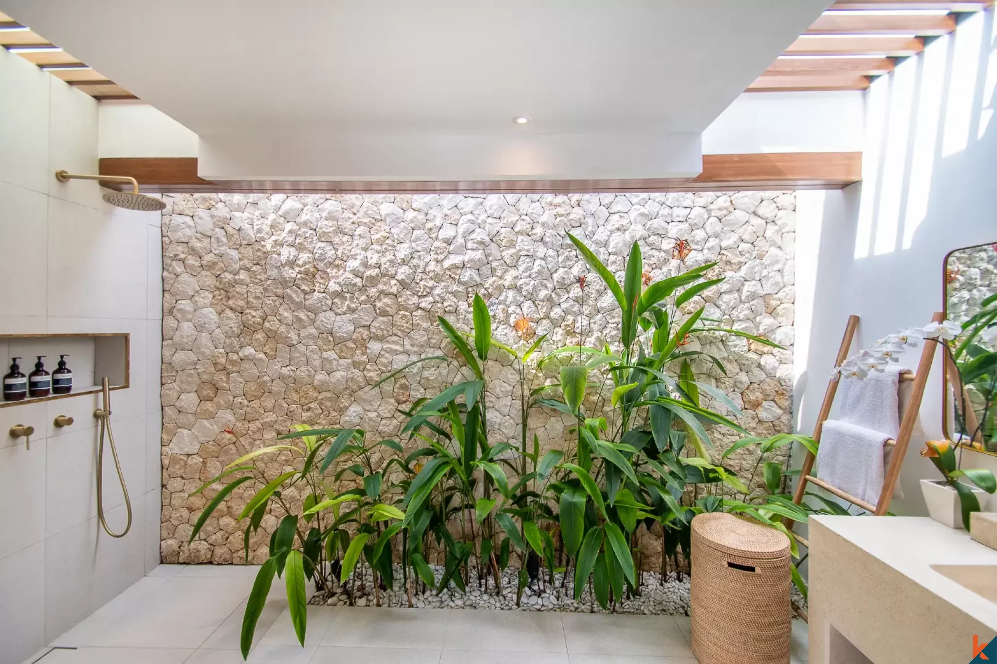 Properti menawan dengan tiga kamar tidur berstatus hak sewa dijual di Uluwatu