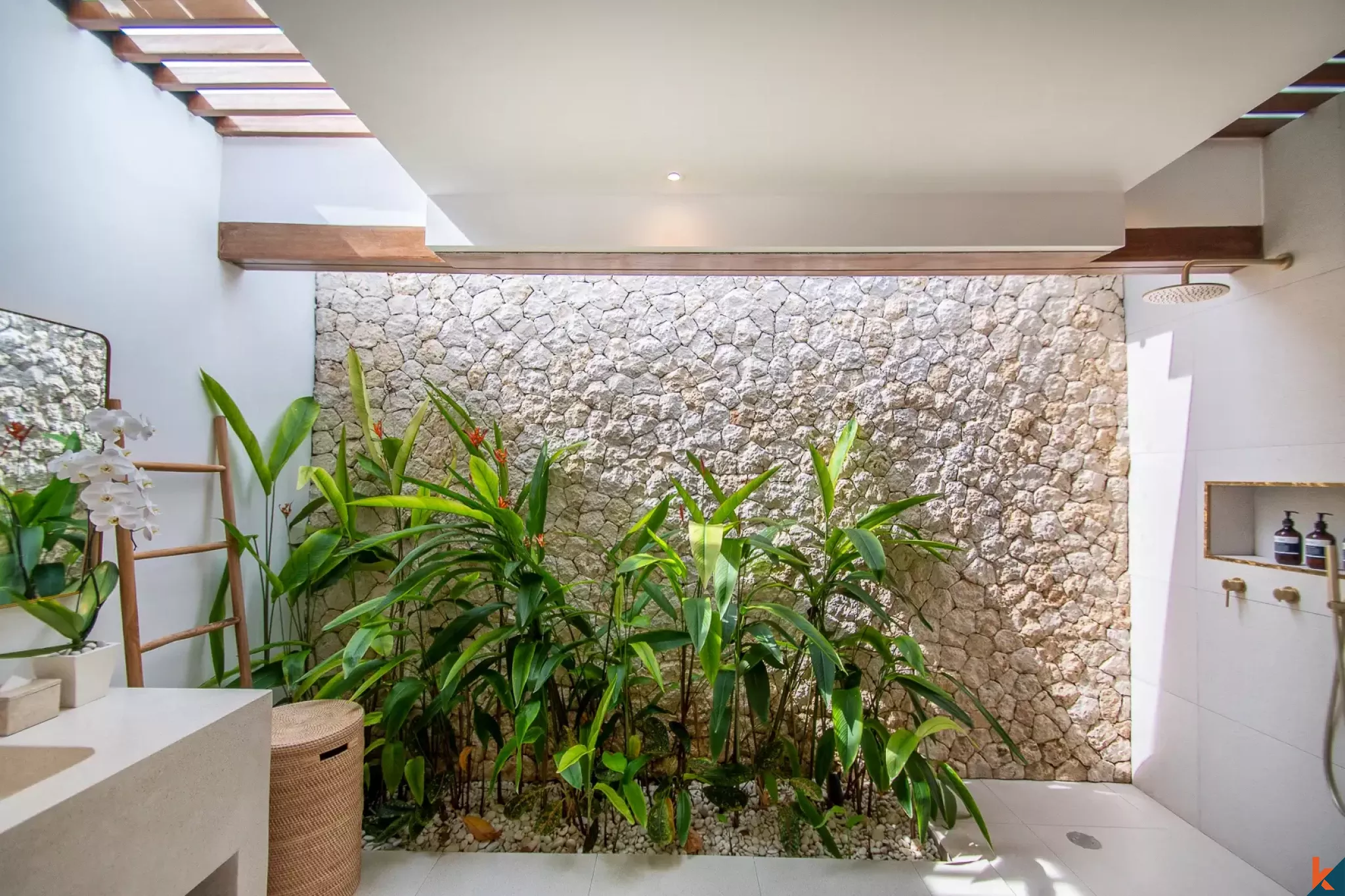 Properti menawan dengan tiga kamar tidur berstatus hak sewa dijual di Uluwatu