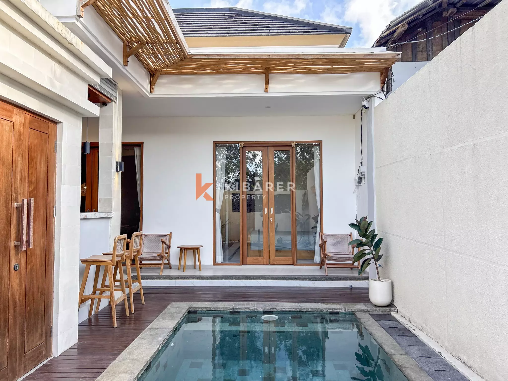 Villa Tropis Menawan dengan Dua Kamar Tidur, Ruang Tamu Terbuka, dan Kolam Renang Pribadi di Ungasan