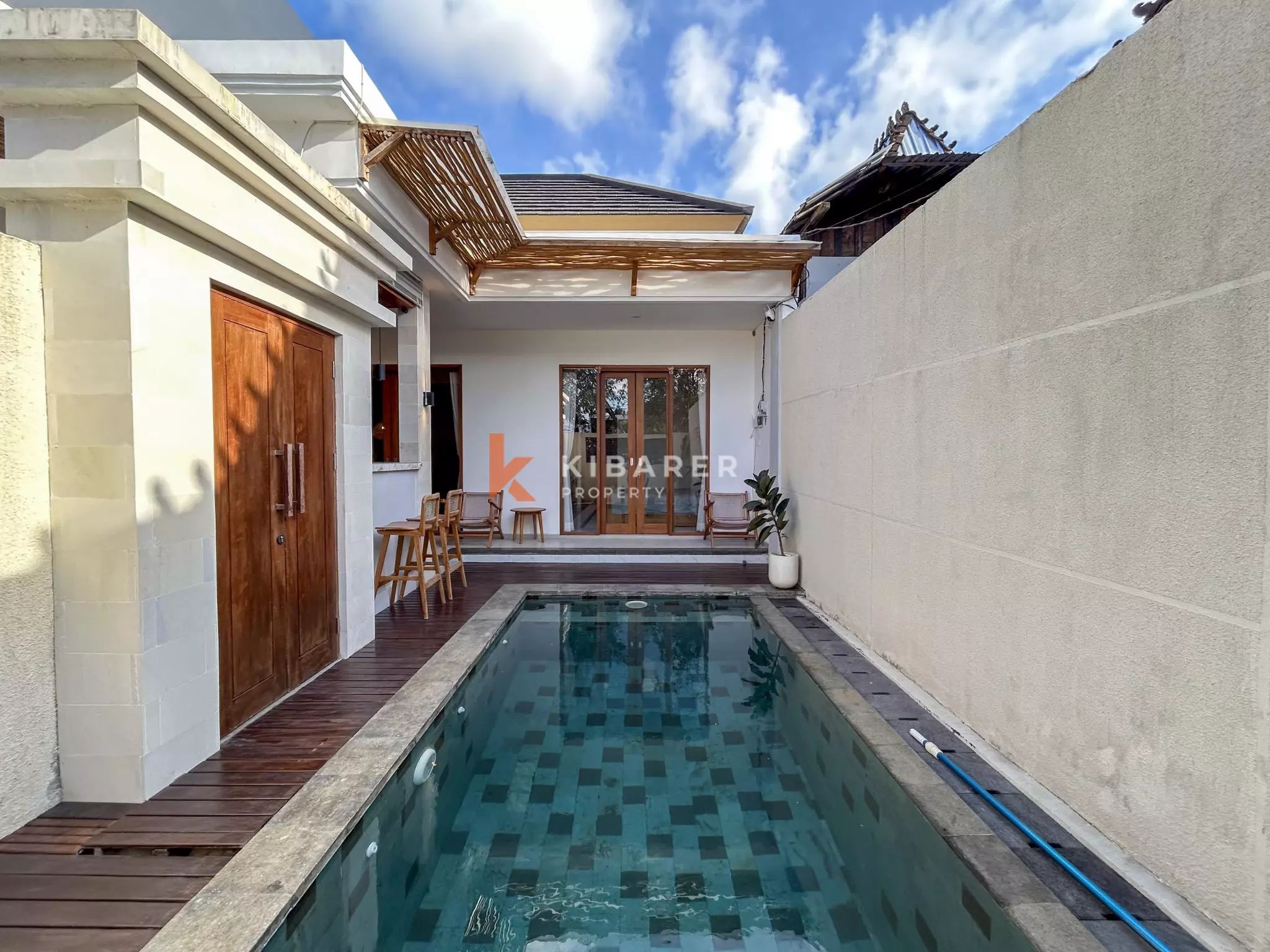 Villa Tropis Menawan dengan Dua Kamar Tidur, Ruang Tamu Terbuka, dan Kolam Renang Pribadi di Ungasan