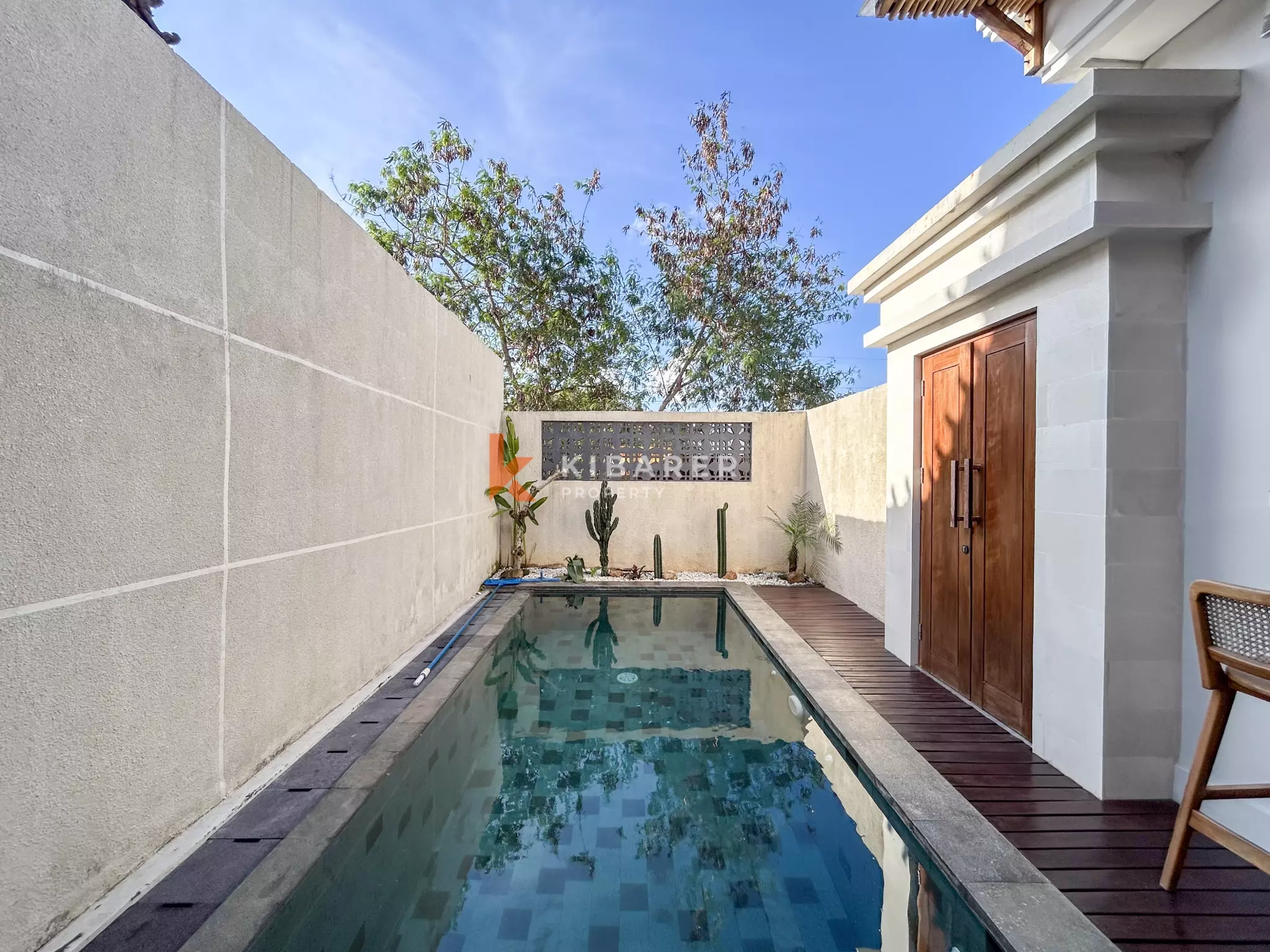 Villa Tropis Menawan dengan Dua Kamar Tidur, Ruang Tamu Terbuka, dan Kolam Renang Pribadi di Ungasan