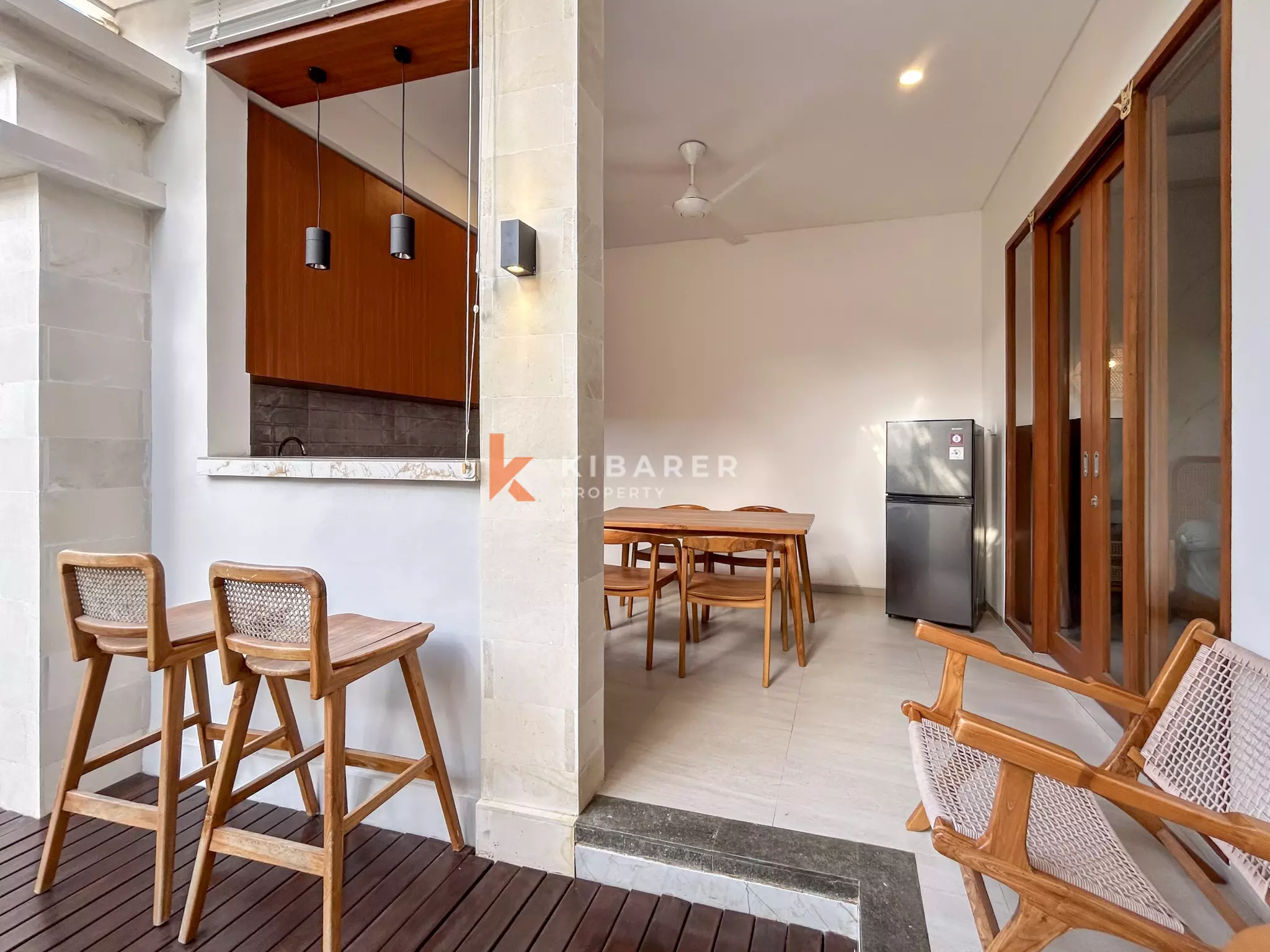 Villa Tropis Menawan dengan Dua Kamar Tidur, Ruang Tamu Terbuka, dan Kolam Renang Pribadi di Ungasan