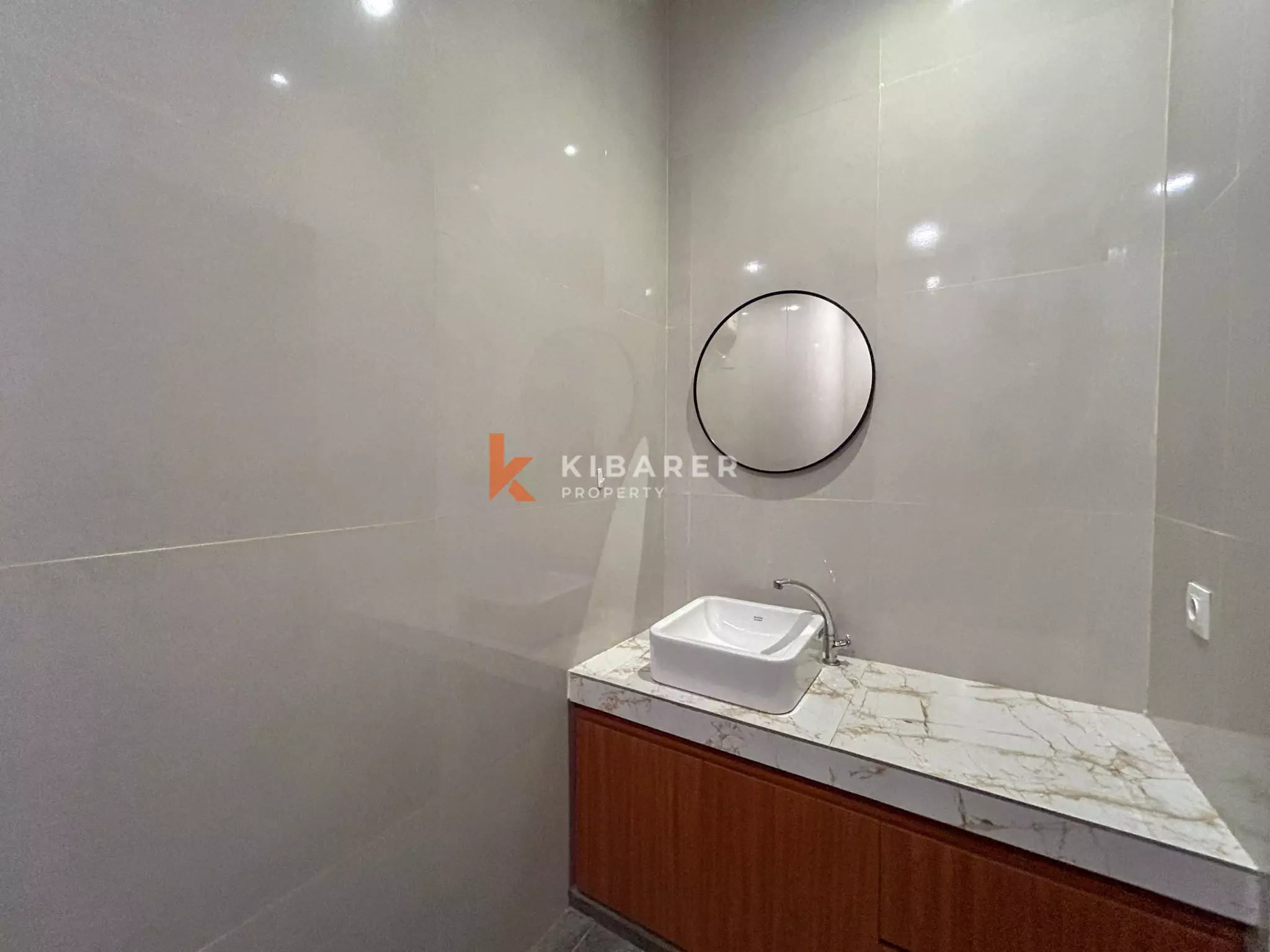 Villa Tropis Menawan dengan Dua Kamar Tidur, Ruang Tamu Terbuka, dan Kolam Renang Pribadi di Ungasan