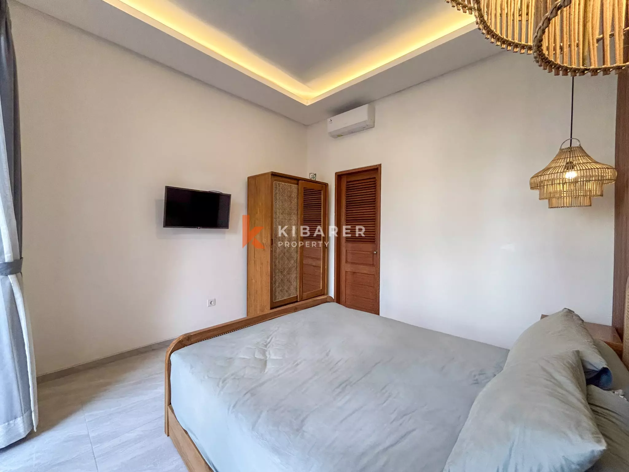 Villa Tropis Menawan dengan Dua Kamar Tidur, Ruang Tamu Terbuka, dan Kolam Renang Pribadi di Ungasan