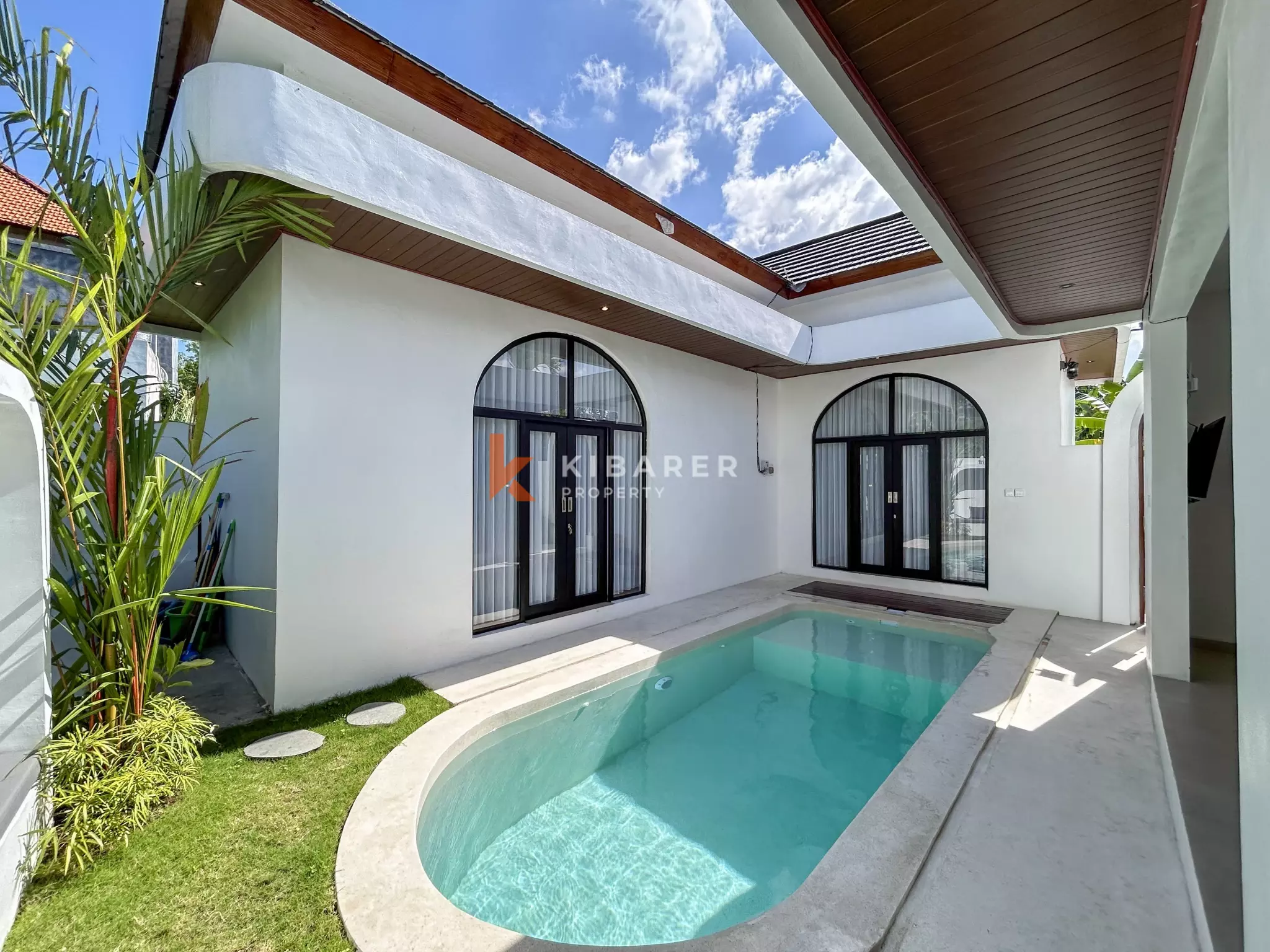 Villa Mediterania Modern Dua Kamar Tidur dengan Ruang Tamu Terbuka dan Kolam Renang Pribadi di Tanah Lot