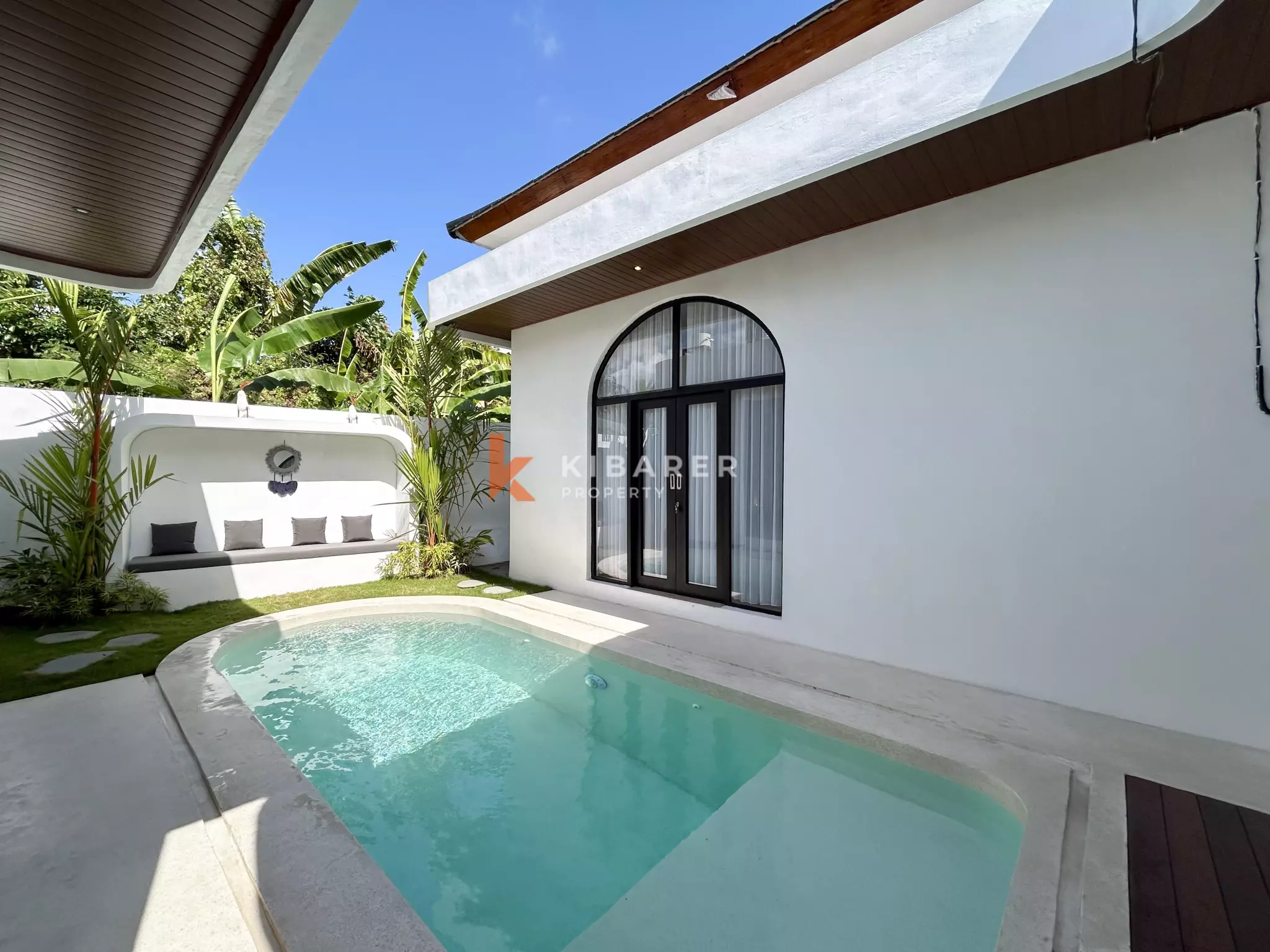 Villa Mediterania Modern Dua Kamar Tidur dengan Ruang Tamu Terbuka dan Kolam Renang Pribadi di Tanah Lot
