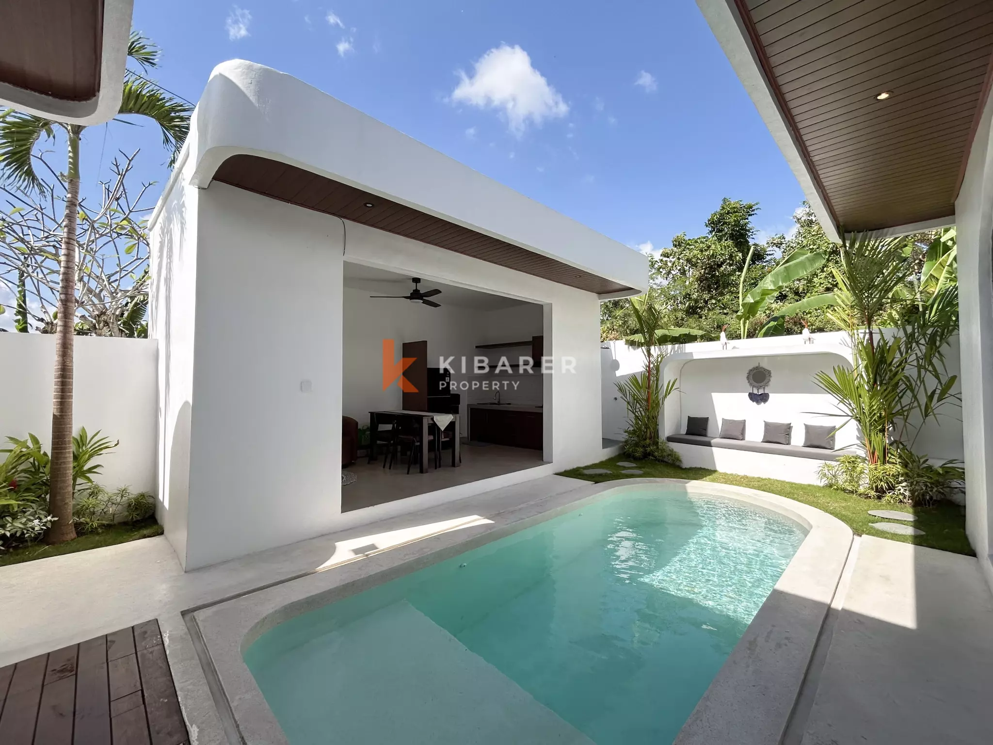 Villa Mediterania Modern Dua Kamar Tidur dengan Ruang Tamu Terbuka dan Kolam Renang Pribadi di Tanah Lot