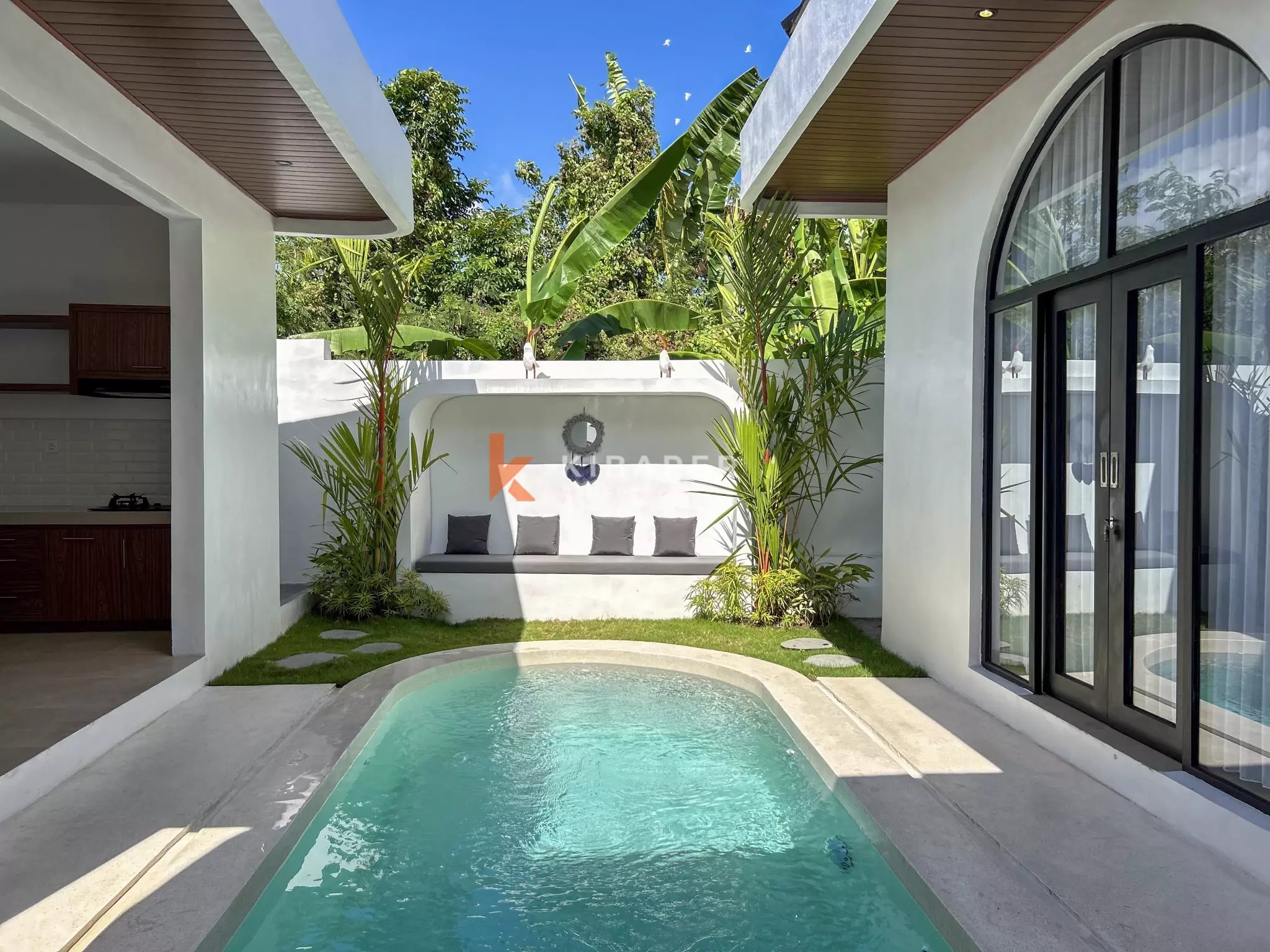 Villa Mediterania Modern Dua Kamar Tidur dengan Ruang Tamu Terbuka dan Kolam Renang Pribadi di Tanah Lot
