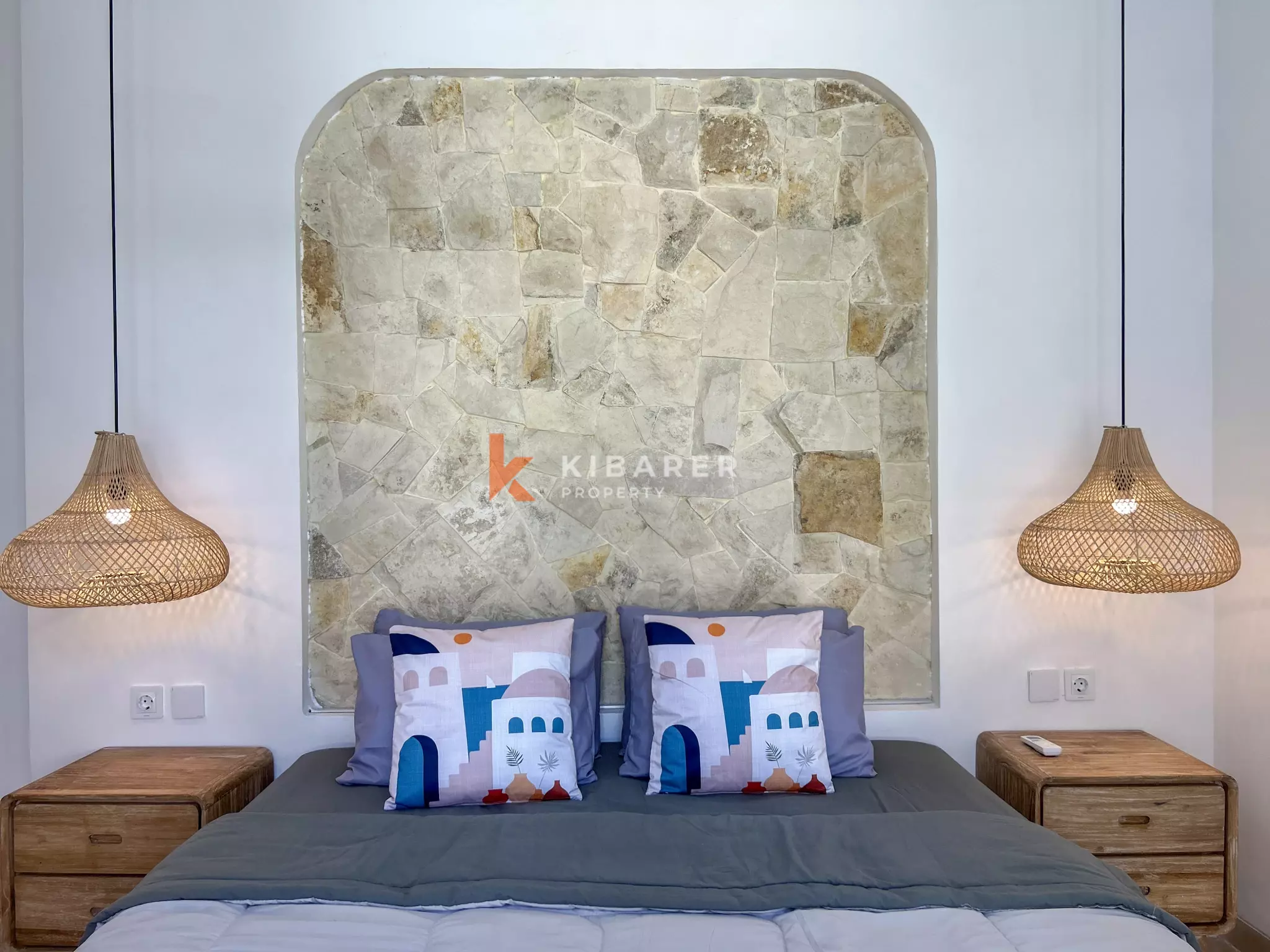 Villa Mediterania Modern Dua Kamar Tidur dengan Ruang Tamu Terbuka dan Kolam Renang Pribadi di Tanah Lot
