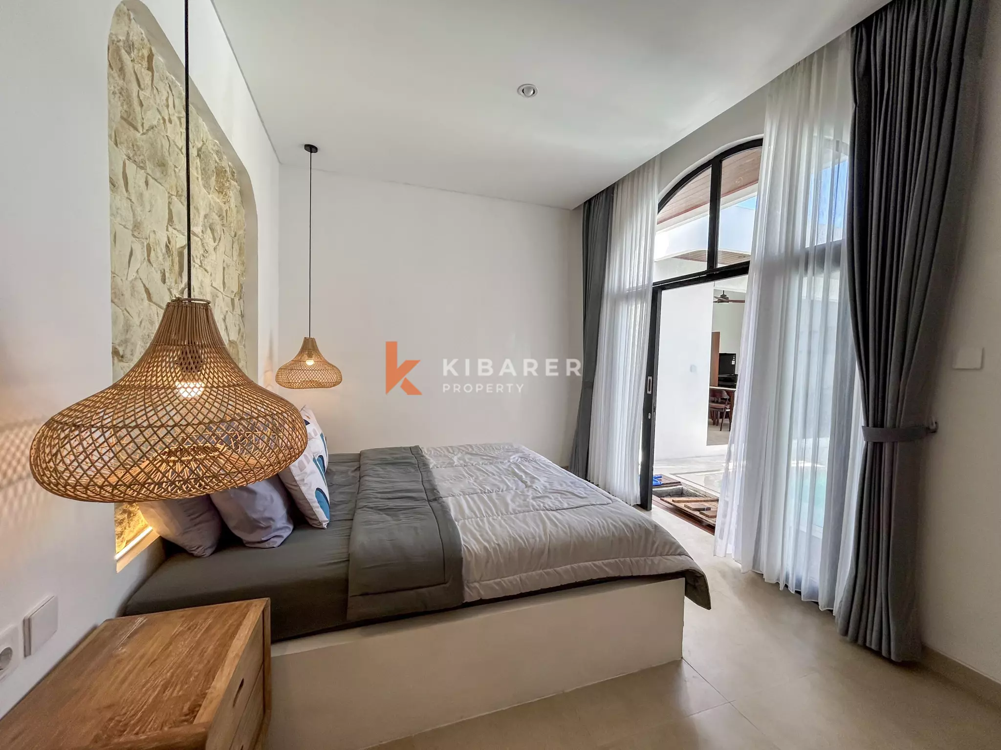 Villa Mediterania Modern Dua Kamar Tidur dengan Ruang Tamu Terbuka dan Kolam Renang Pribadi di Tanah Lot