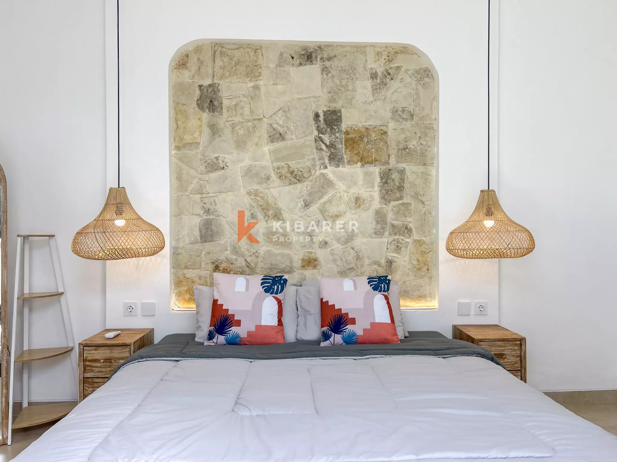 Villa Mediterania Modern Dua Kamar Tidur dengan Ruang Tamu Terbuka dan Kolam Renang Pribadi di Tanah Lot