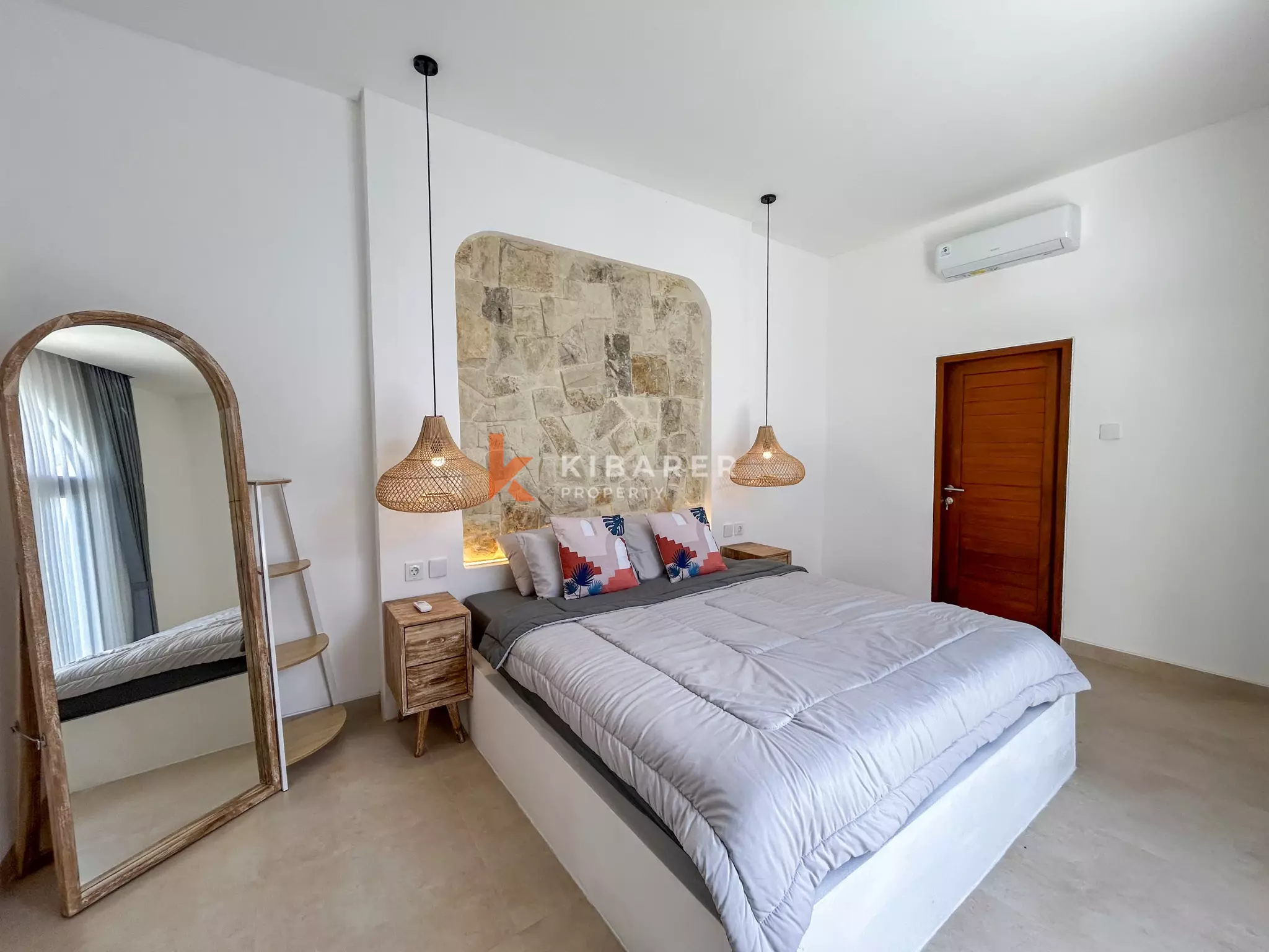 Villa Mediterania Modern Dua Kamar Tidur dengan Ruang Tamu Terbuka dan Kolam Renang Pribadi di Tanah Lot
