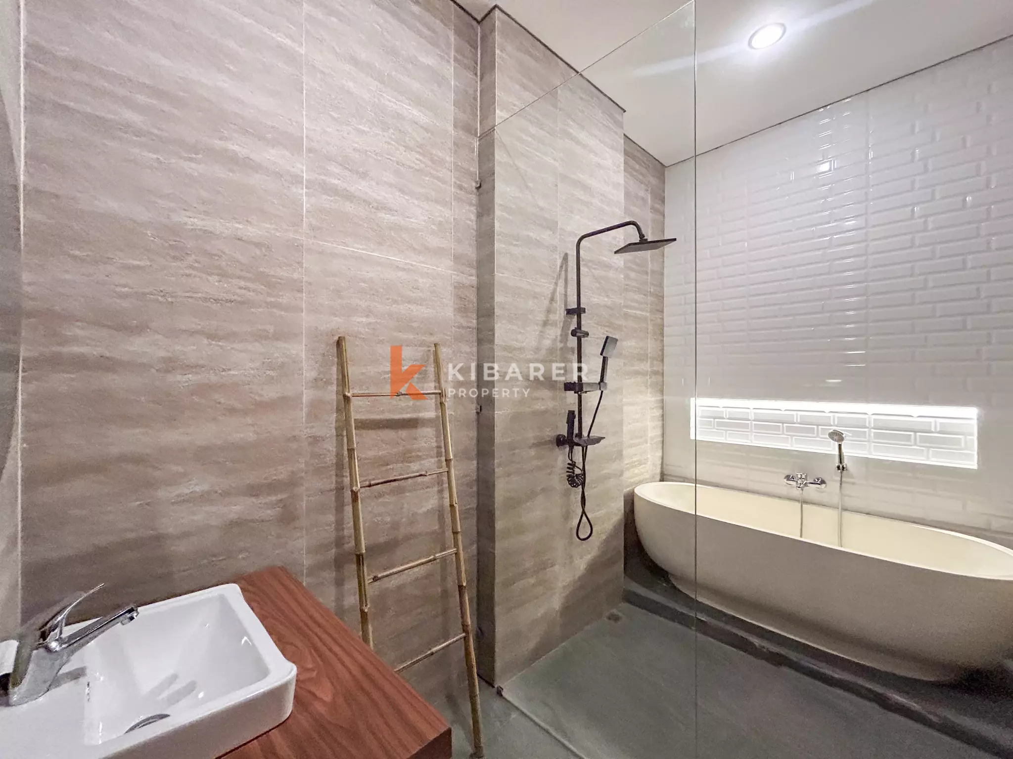 Villa Mediterania Modern Dua Kamar Tidur dengan Ruang Tamu Terbuka dan Kolam Renang Pribadi di Tanah Lot