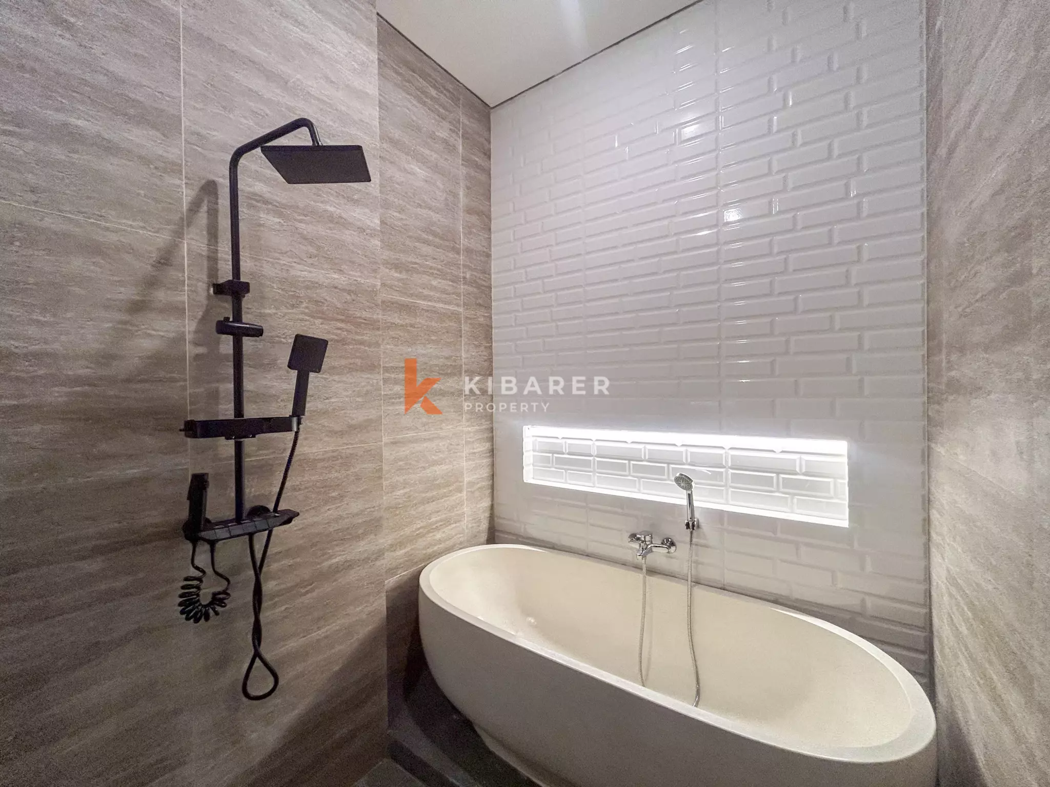 Villa Mediterania Modern Dua Kamar Tidur dengan Ruang Tamu Terbuka dan Kolam Renang Pribadi di Tanah Lot