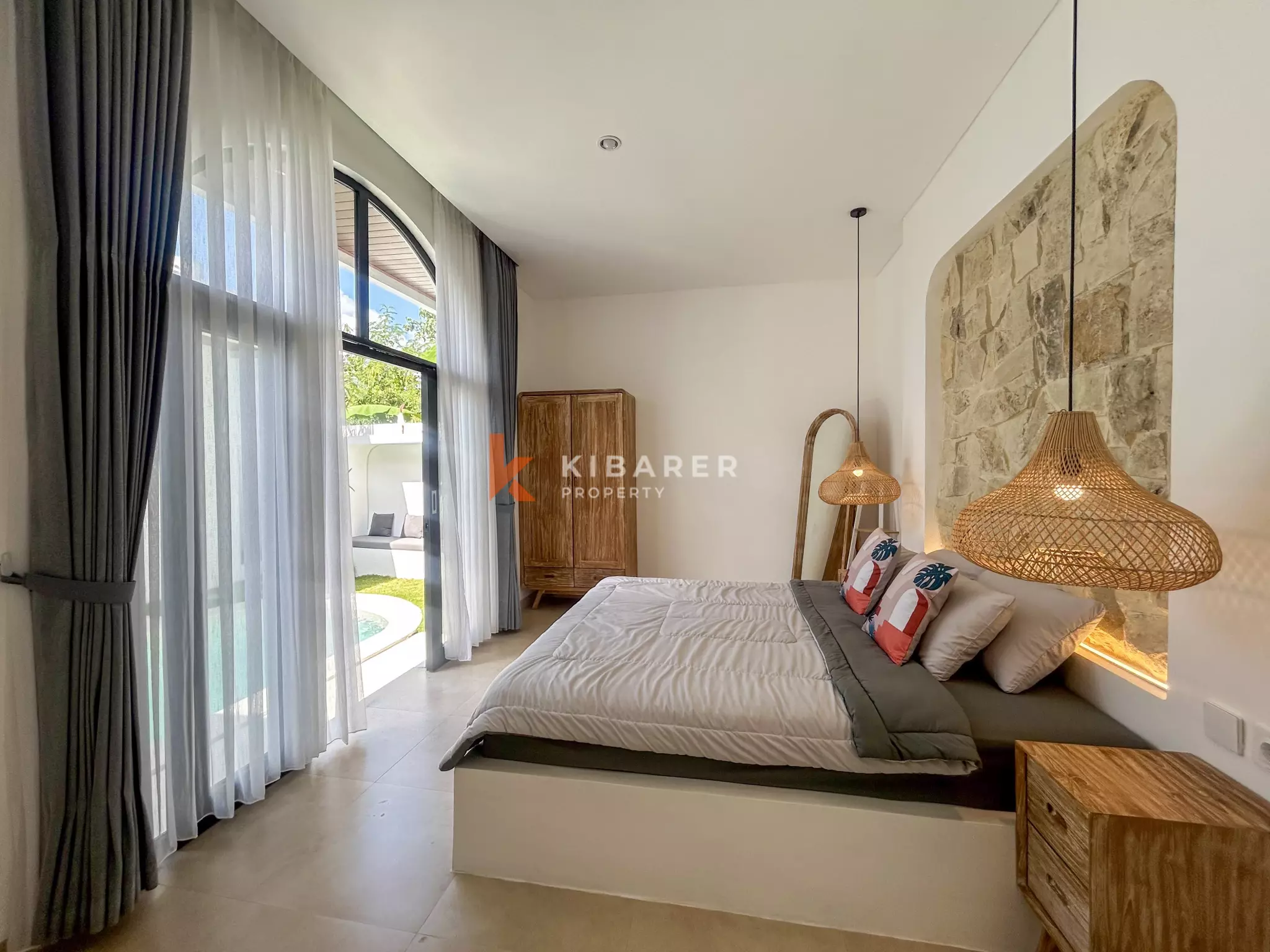 Villa Mediterania Modern Dua Kamar Tidur dengan Ruang Tamu Terbuka dan Kolam Renang Pribadi di Tanah Lot