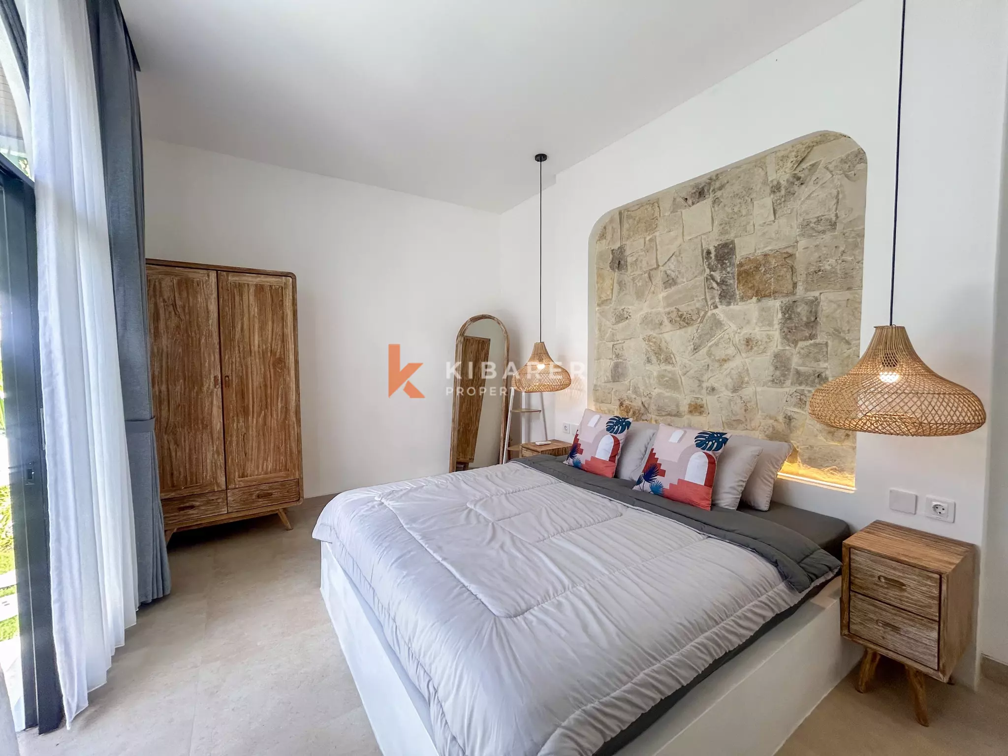 Villa Mediterania Modern Dua Kamar Tidur dengan Ruang Tamu Terbuka dan Kolam Renang Pribadi di Tanah Lot