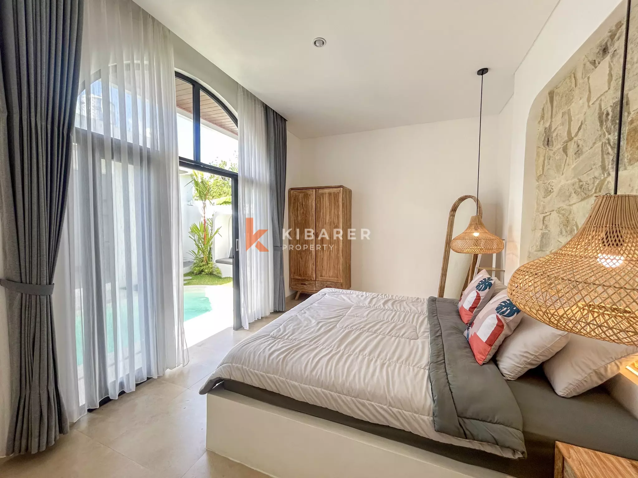 Villa Mediterania Modern Dua Kamar Tidur dengan Ruang Tamu Terbuka dan Kolam Renang Pribadi di Tanah Lot