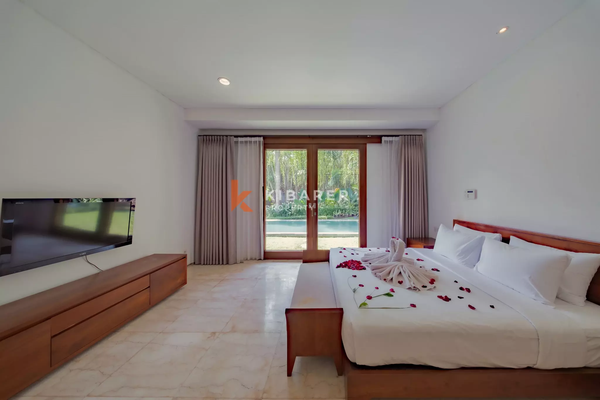 Vila Tropis Elegan Tiga Kamar Tidur Dengan Halaman Dalam Dan Kolam Renang Pribadi Di Berawa