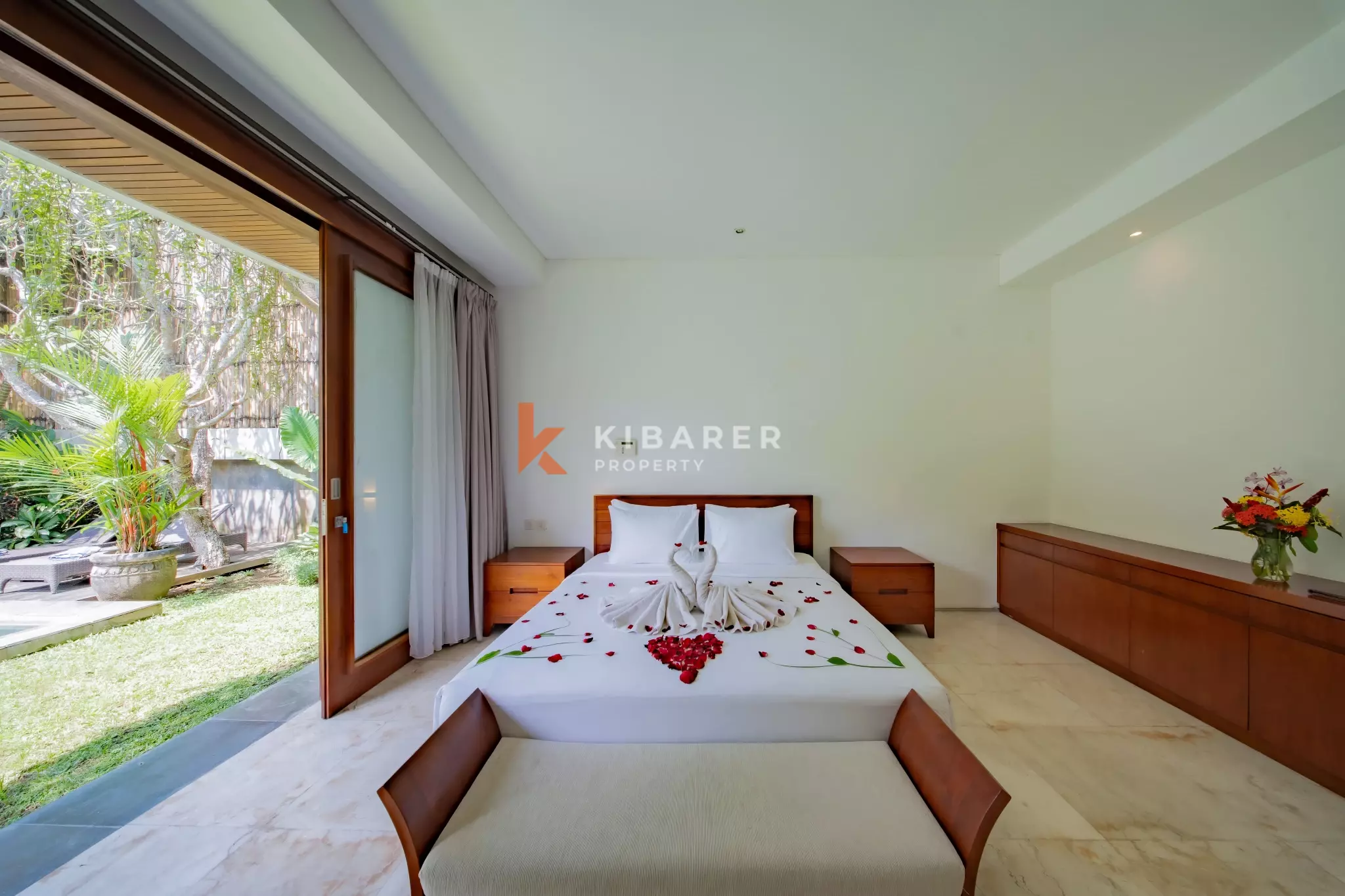 Vila Tropis Elegan Tiga Kamar Tidur Dengan Halaman Dalam Dan Kolam Renang Pribadi Di Berawa