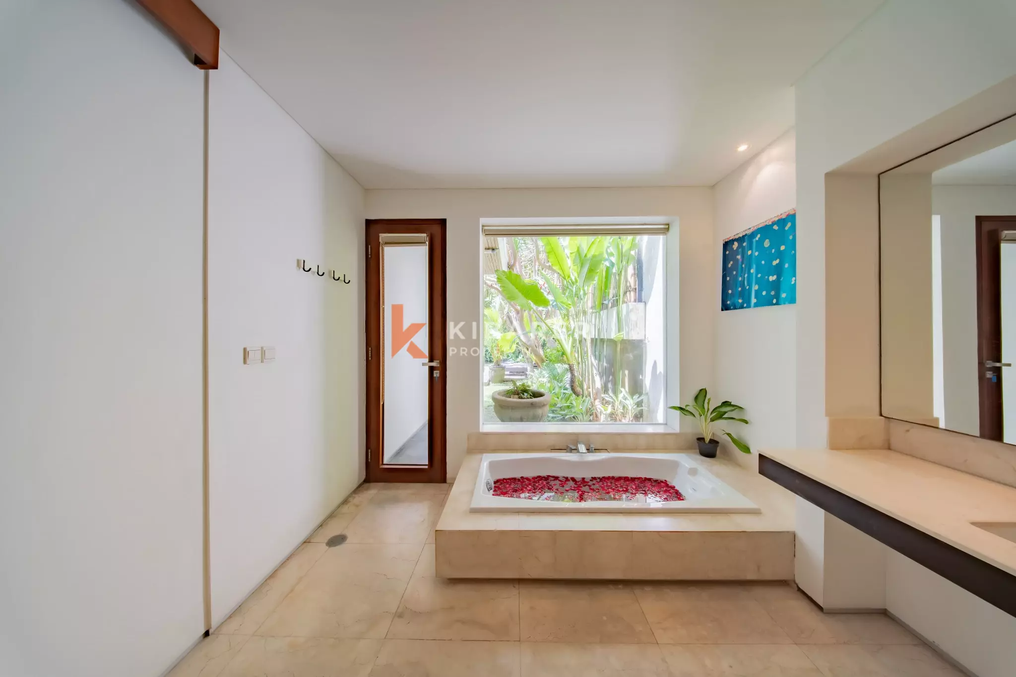 Vila Tropis Elegan Tiga Kamar Tidur Dengan Halaman Dalam Dan Kolam Renang Pribadi Di Berawa