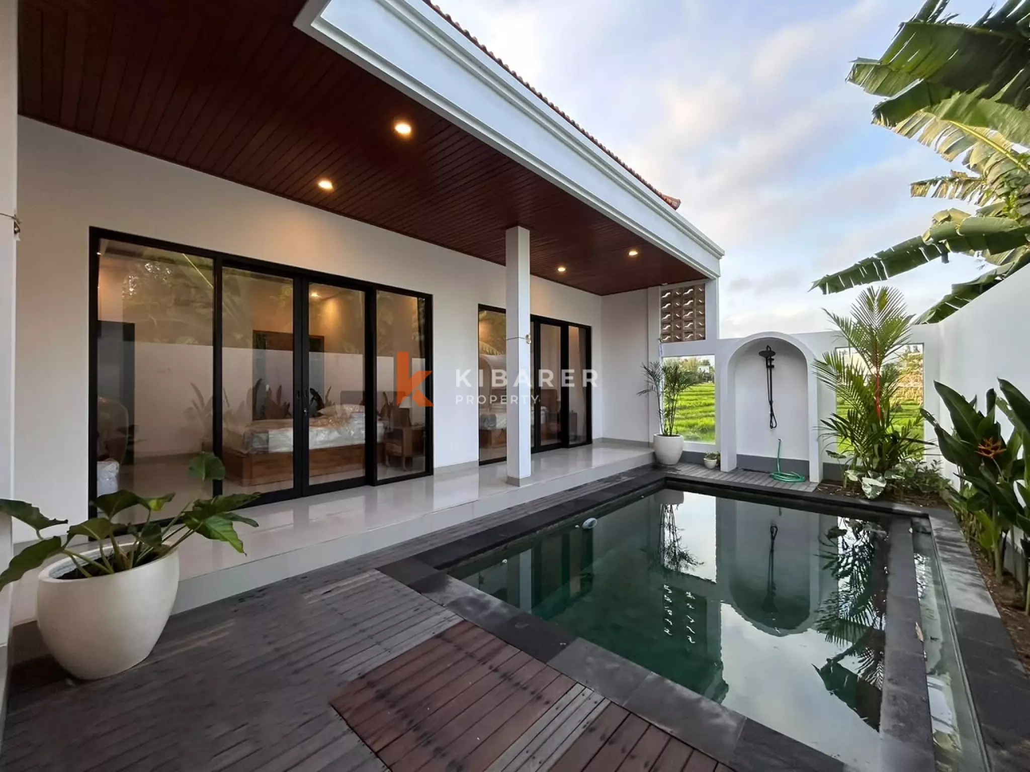 Villa Minimalis Modern Dua Kamar Tidur dengan Ruang Tamu Terbuka dan Kolam Renang Pribadi di Cemagi