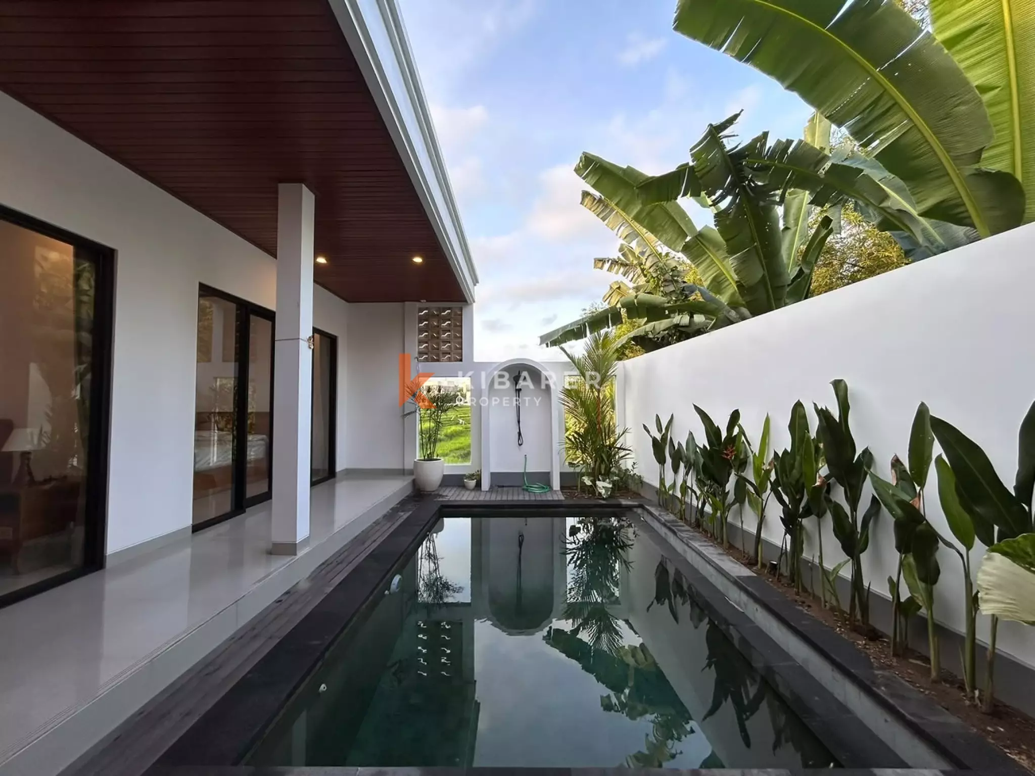 Villa Minimalis Modern Dua Kamar Tidur dengan Ruang Tamu Terbuka dan Kolam Renang Pribadi di Cemagi