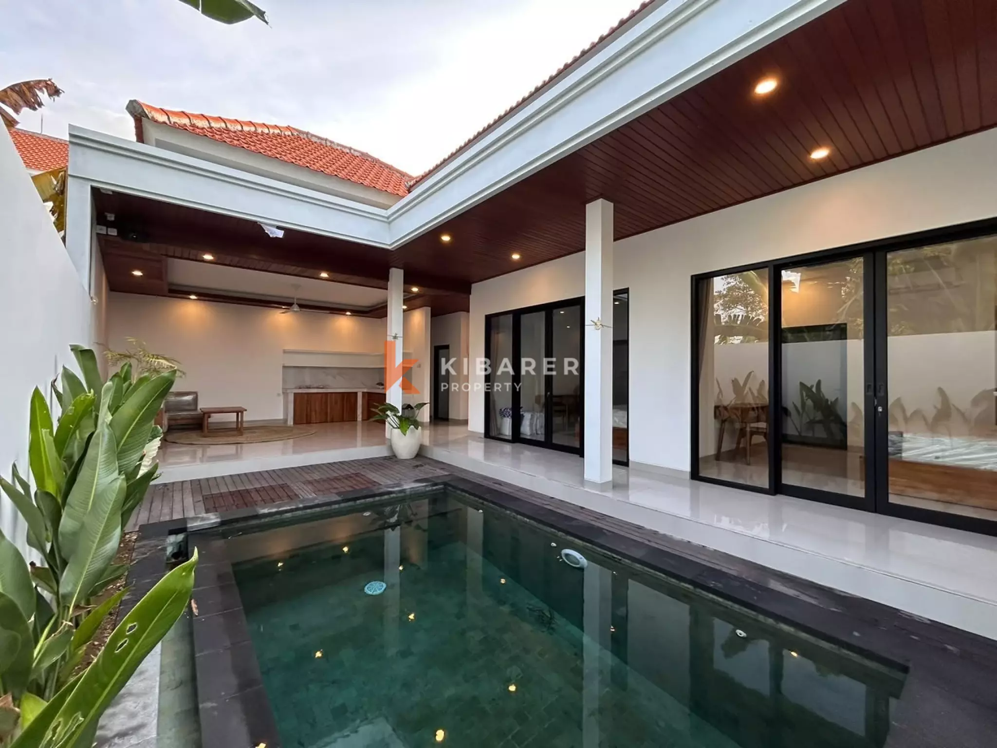 Villa Minimalis Modern Dua Kamar Tidur dengan Ruang Tamu Terbuka dan Kolam Renang Pribadi di Cemagi