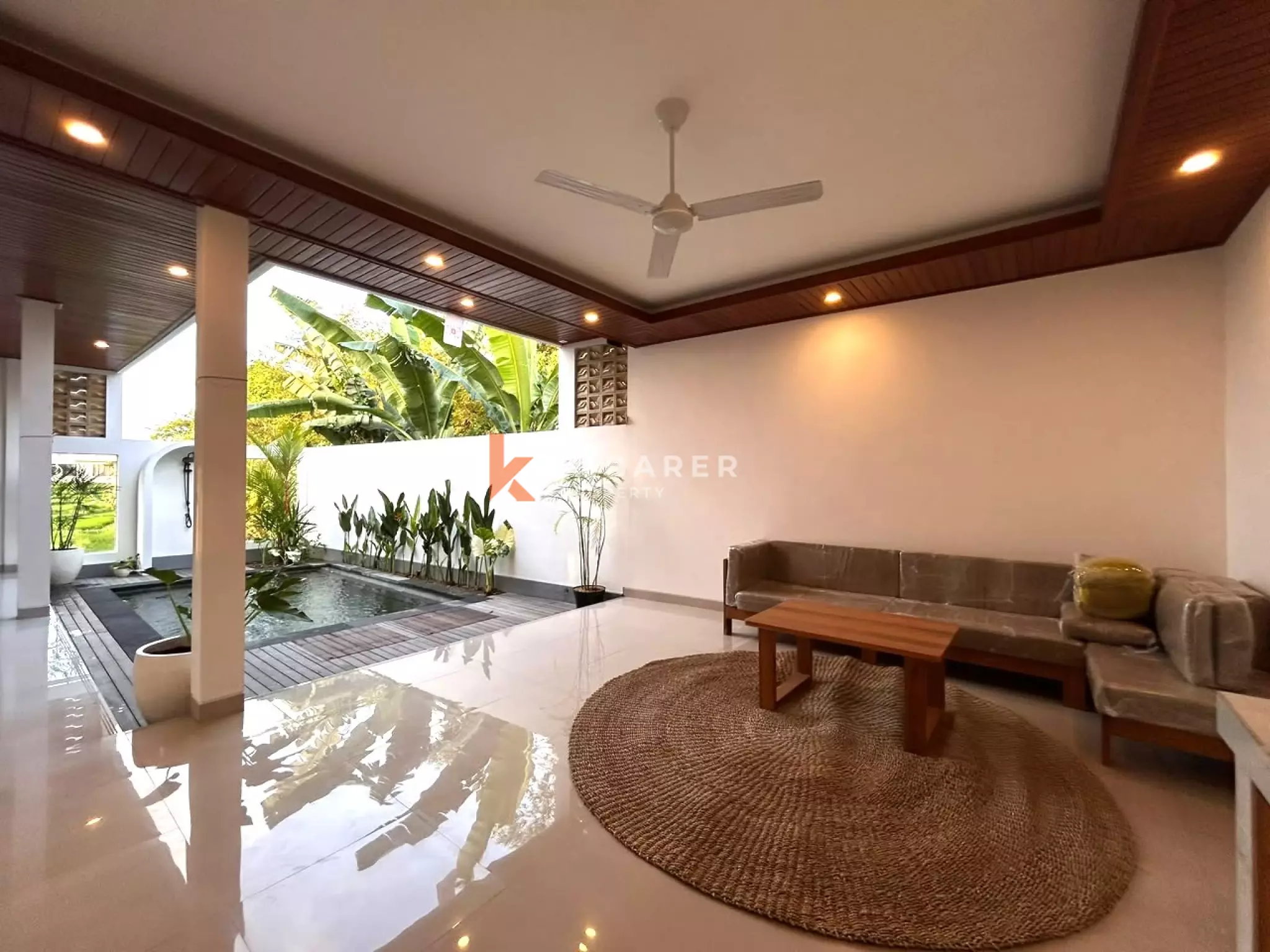 Villa Minimalis Modern Dua Kamar Tidur dengan Ruang Tamu Terbuka dan Kolam Renang Pribadi di Cemagi