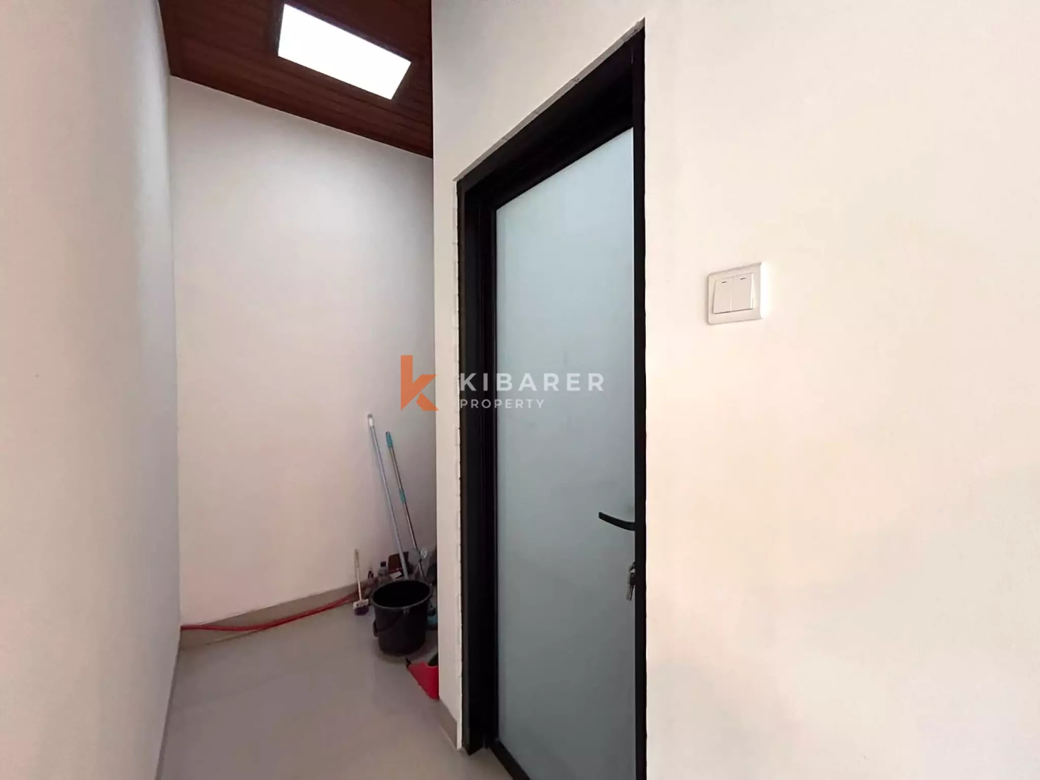 Villa Minimalis Modern Dua Kamar Tidur dengan Ruang Tamu Terbuka dan Kolam Renang Pribadi di Cemagi