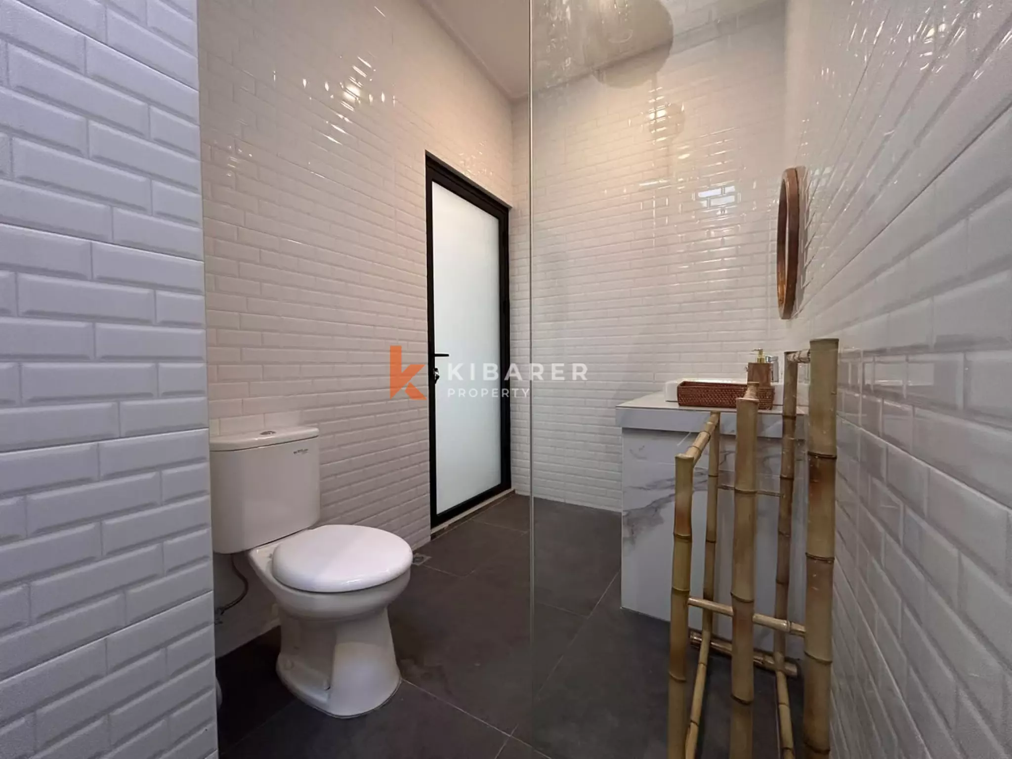 Villa Minimalis Modern Dua Kamar Tidur dengan Ruang Tamu Terbuka dan Kolam Renang Pribadi di Cemagi