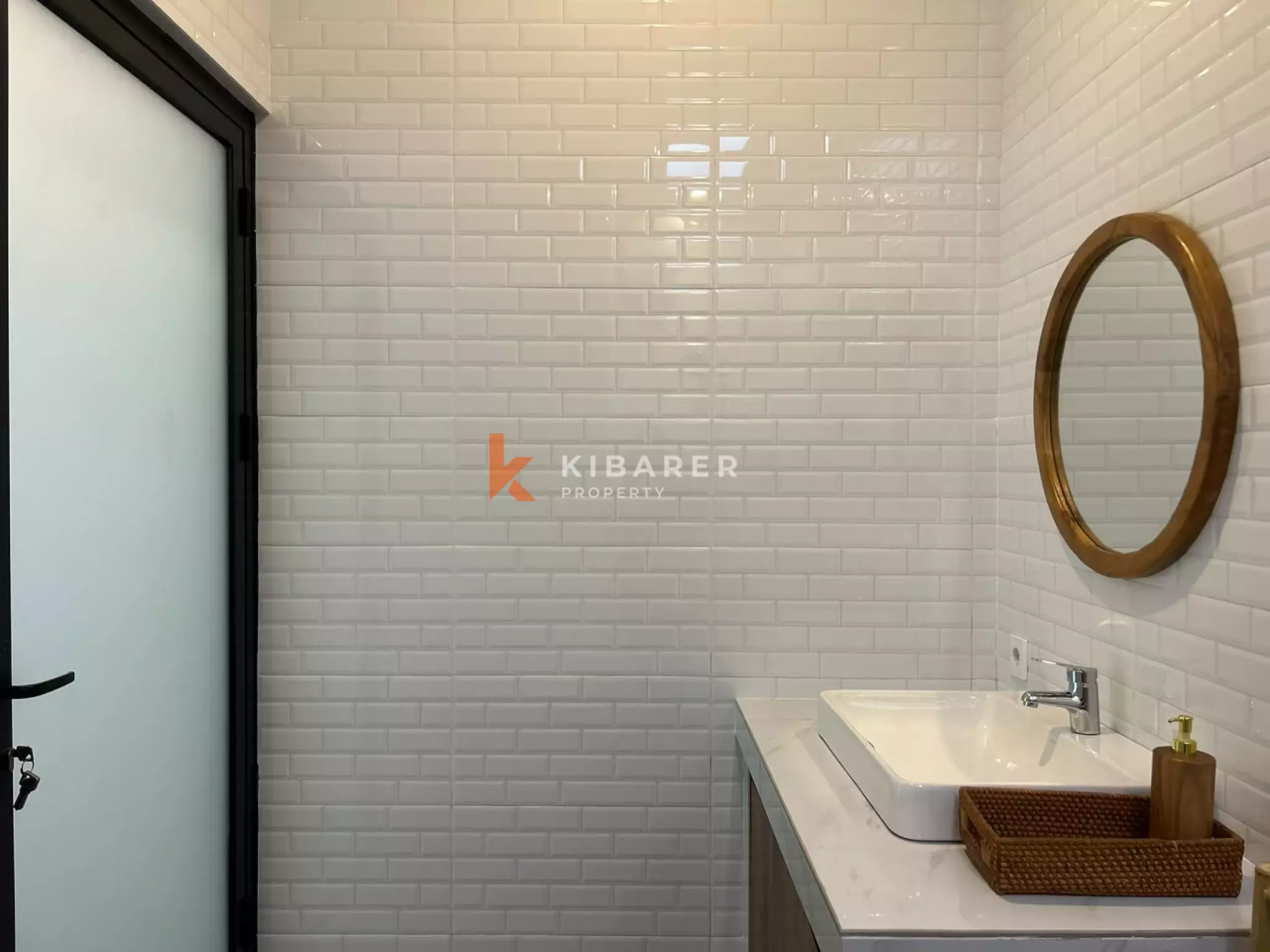 Villa Minimalis Modern Dua Kamar Tidur dengan Ruang Tamu Terbuka dan Kolam Renang Pribadi di Cemagi