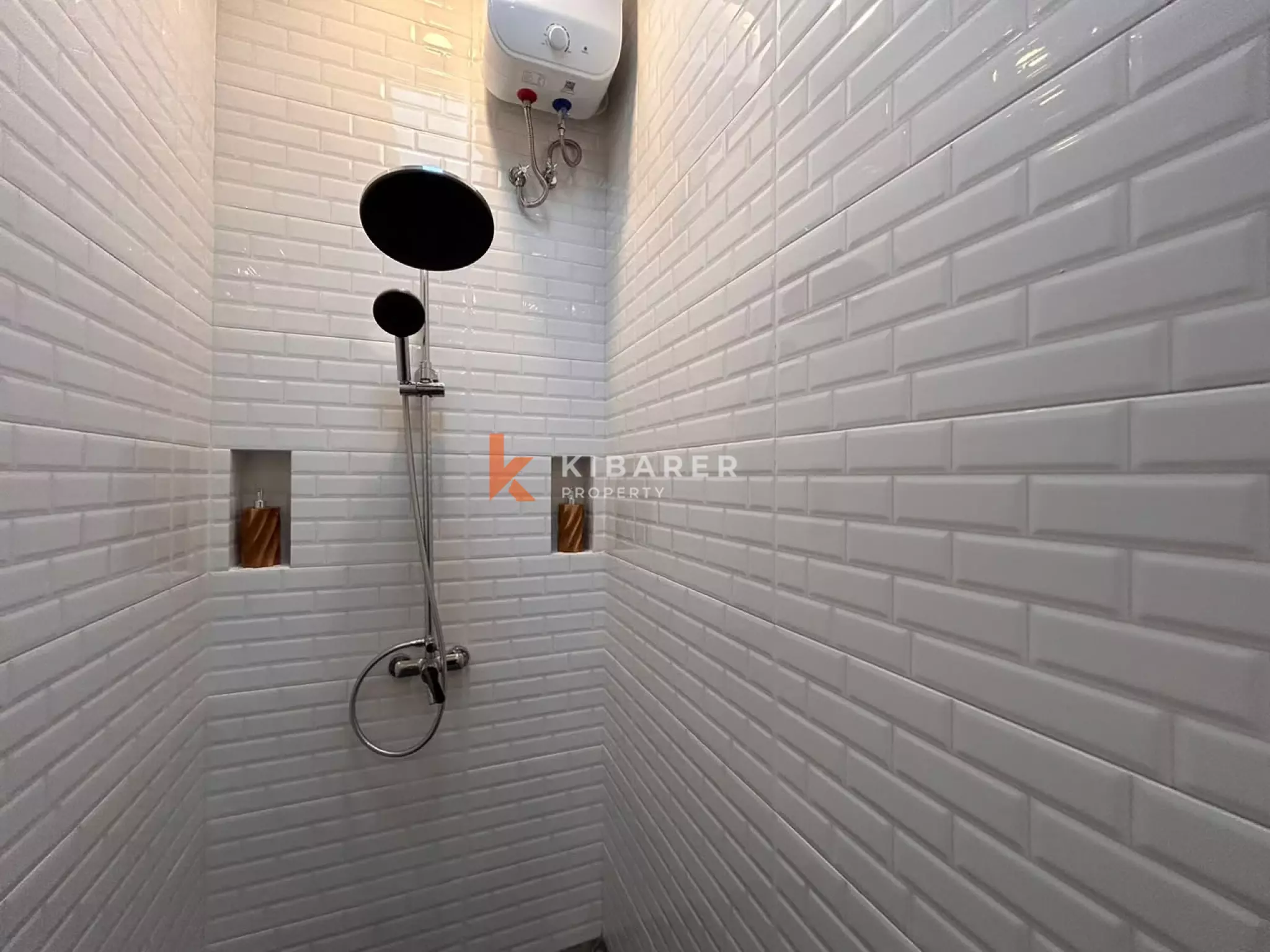 Villa Minimalis Modern Dua Kamar Tidur dengan Ruang Tamu Terbuka dan Kolam Renang Pribadi di Cemagi