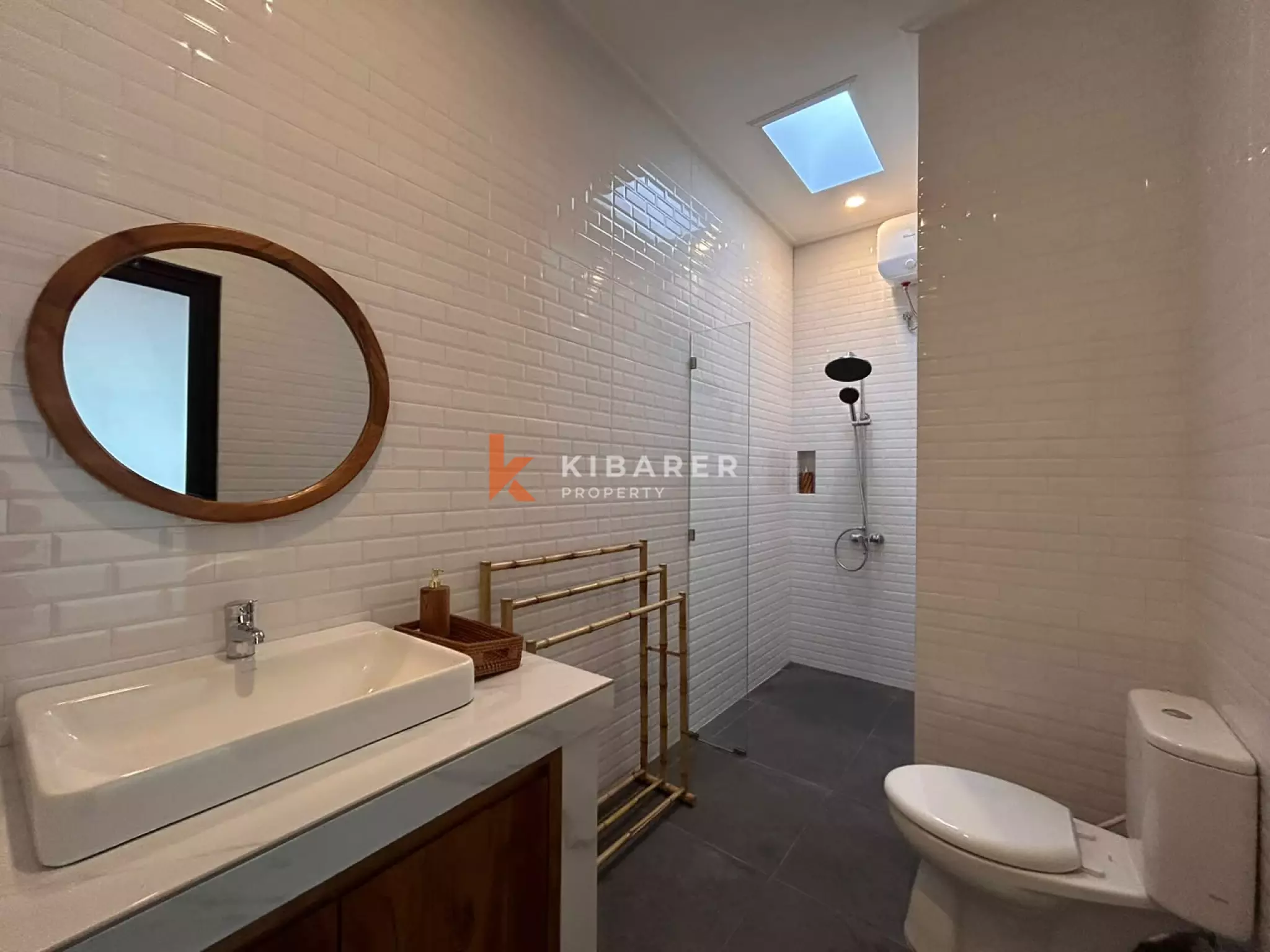 Villa Minimalis Modern Dua Kamar Tidur dengan Ruang Tamu Terbuka dan Kolam Renang Pribadi di Cemagi