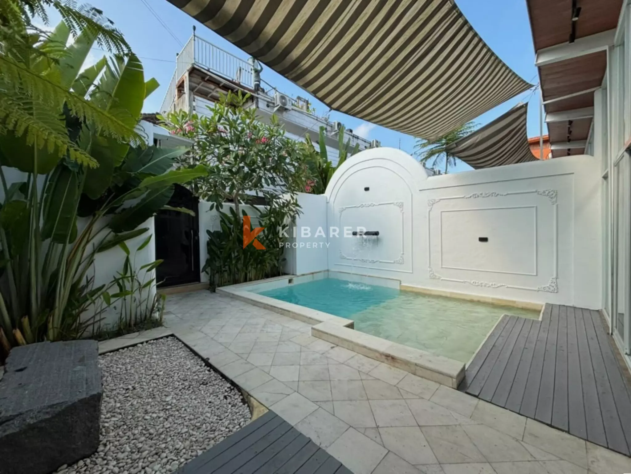 Vila Romantis Tropis Satu Kamar Tidur di Legian yang Semarak