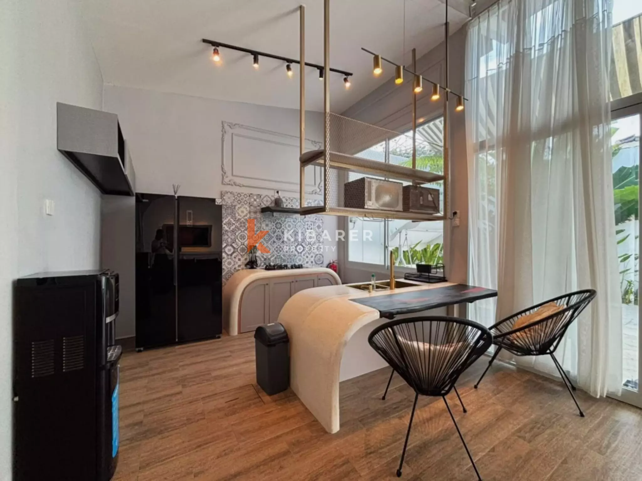 Vila Romantis Tropis Satu Kamar Tidur di Legian yang Semarak