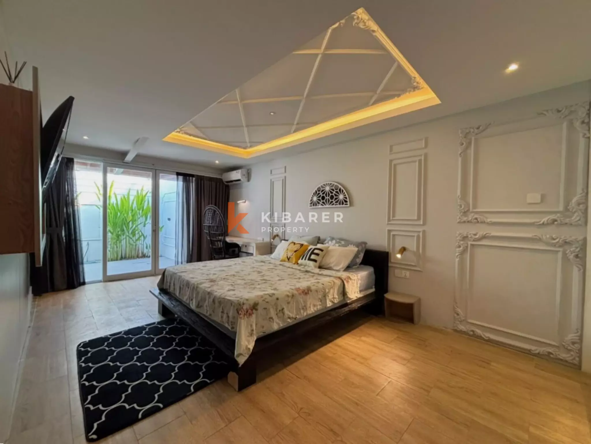 Vila Romantis Tropis Satu Kamar Tidur di Legian yang Semarak
