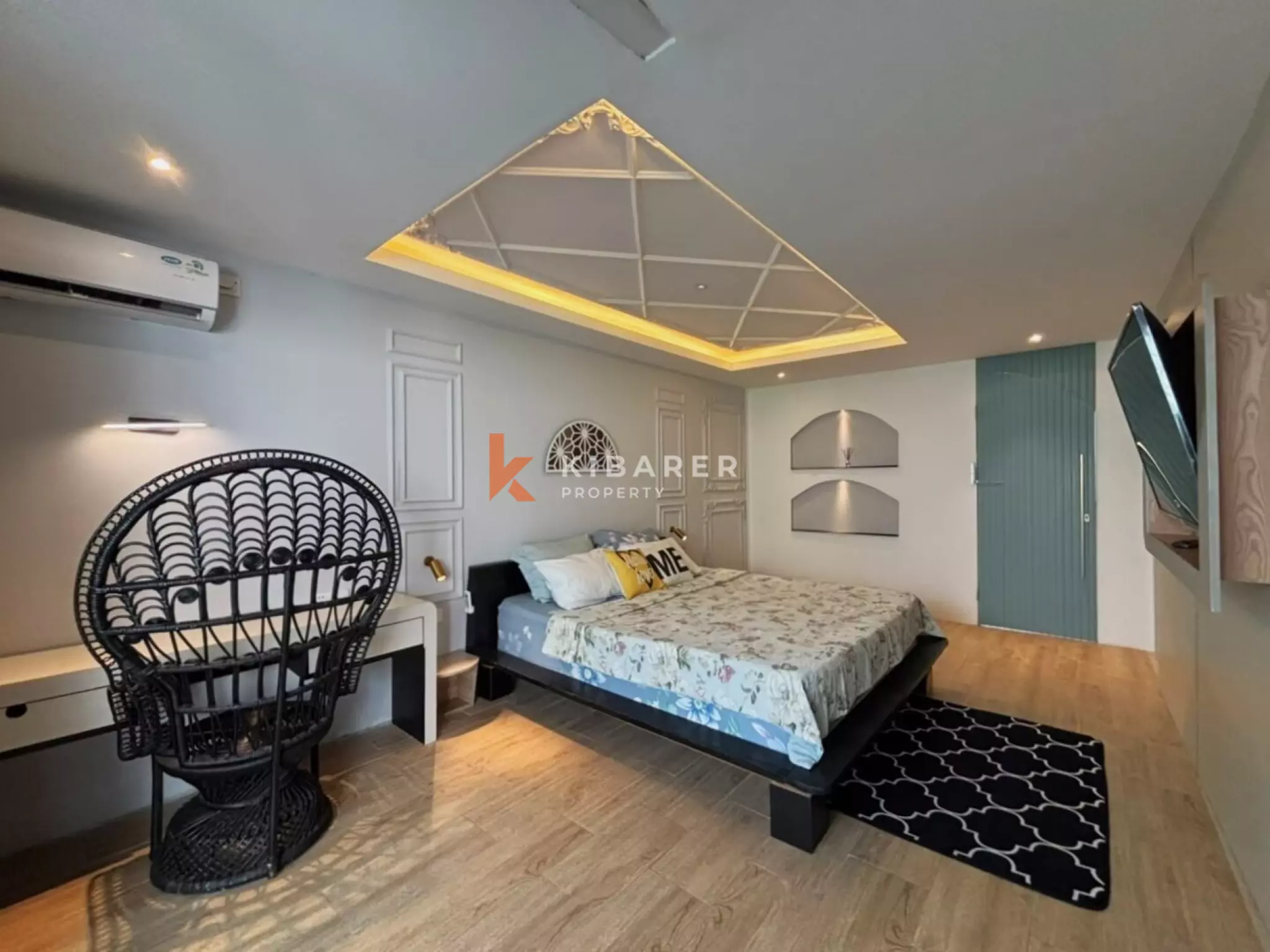 Vila Romantis Tropis Satu Kamar Tidur di Legian yang Semarak