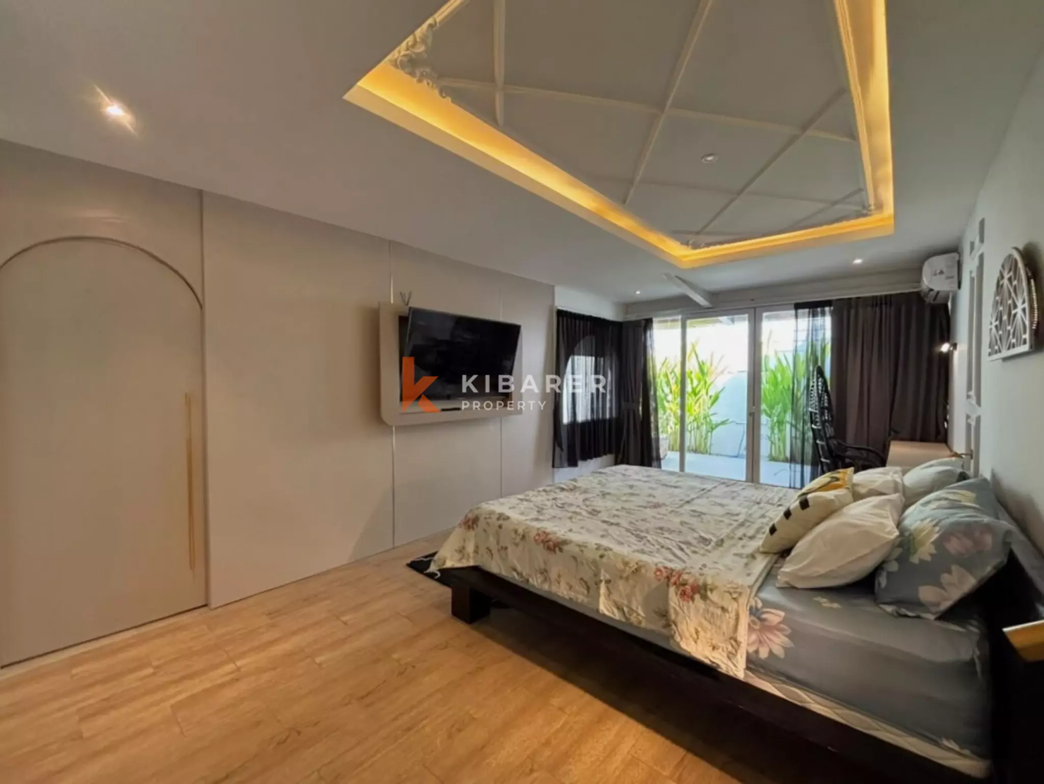 Vila Romantis Tropis Satu Kamar Tidur di Legian yang Semarak