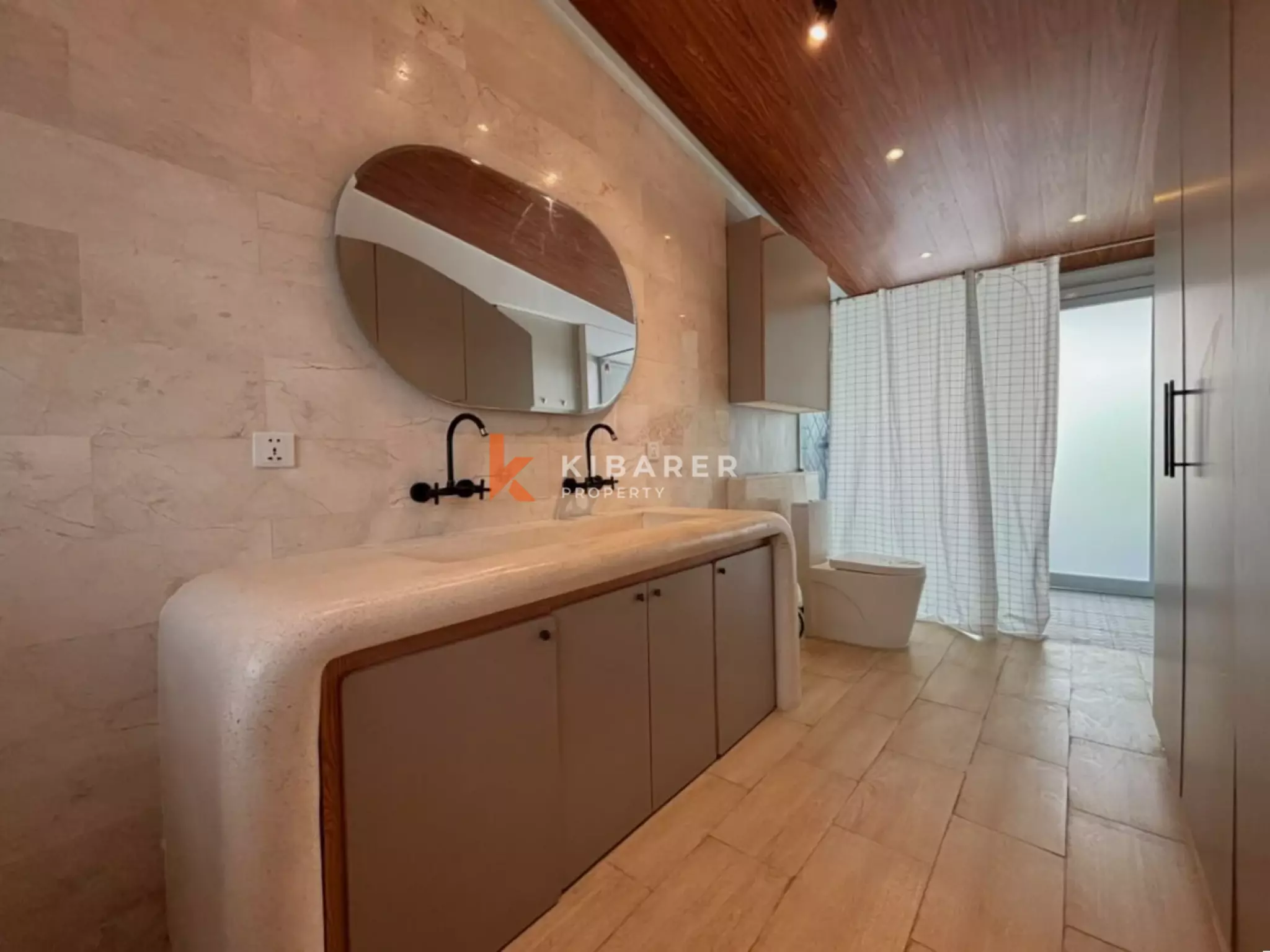 Vila Romantis Tropis Satu Kamar Tidur di Legian yang Semarak