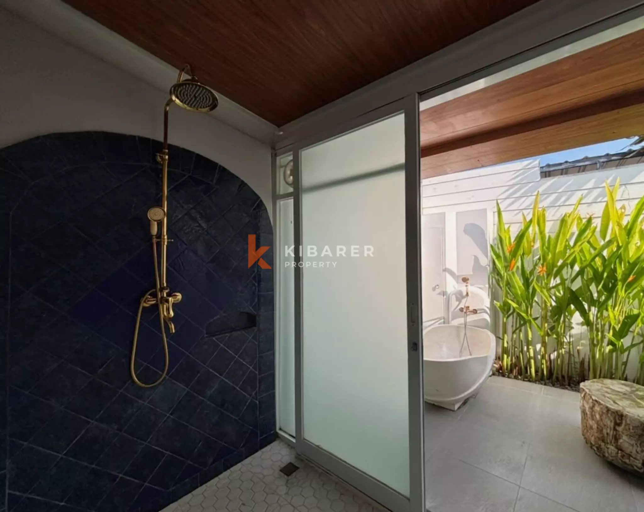 Vila Romantis Tropis Satu Kamar Tidur di Legian yang Semarak