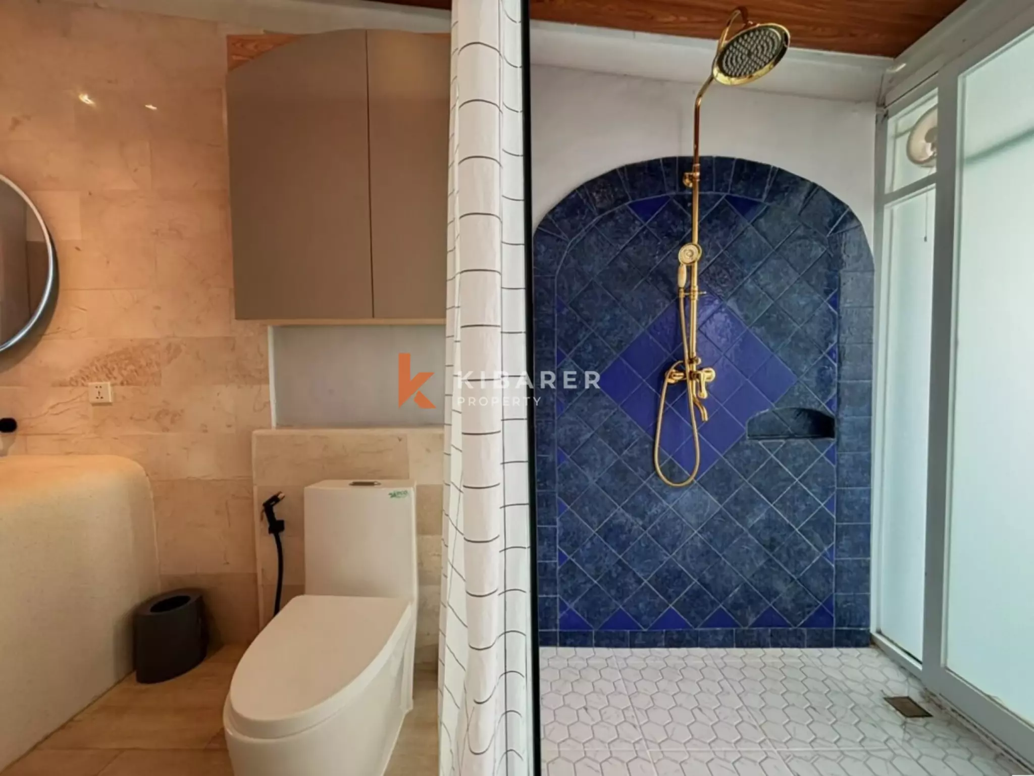 Vila Romantis Tropis Satu Kamar Tidur di Legian yang Semarak