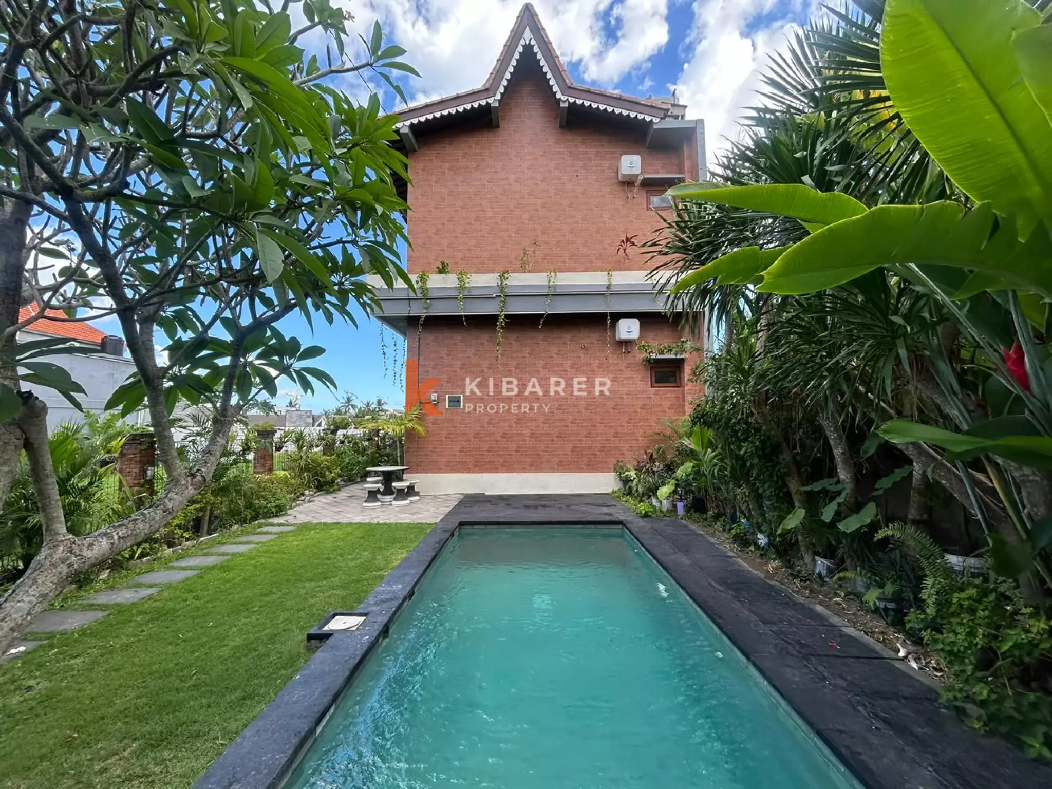 Villa Dua Lantai Luas dengan Empat Kamar Tidur dan Pemandangan Sawah di Canggu