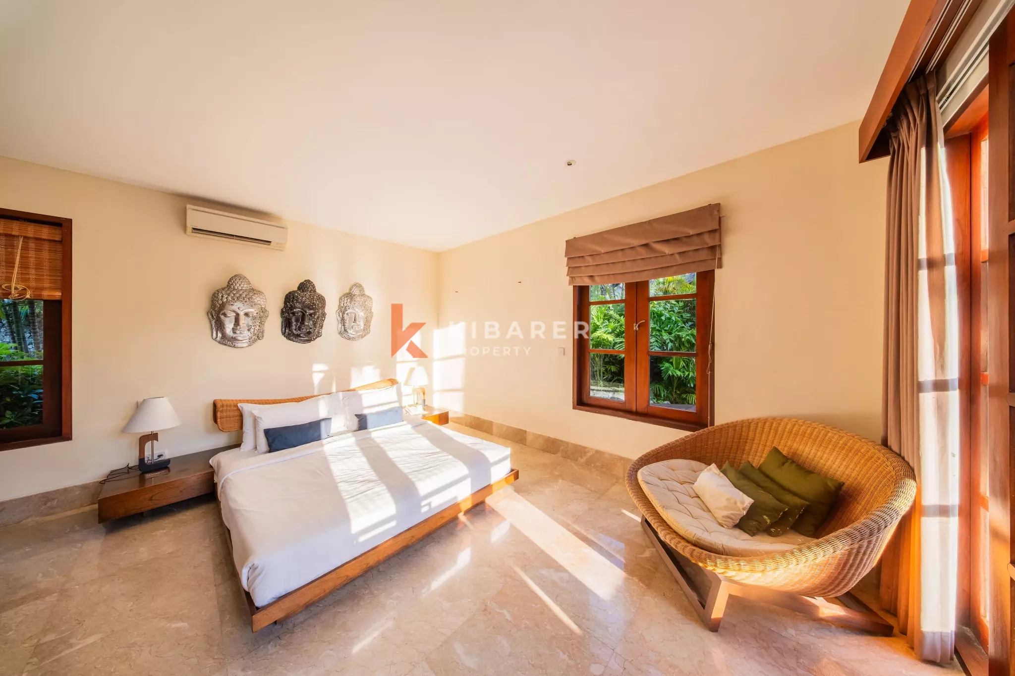 Élégante villa tropicale de trois chambres avec piscine privée et balcon à Ungasan