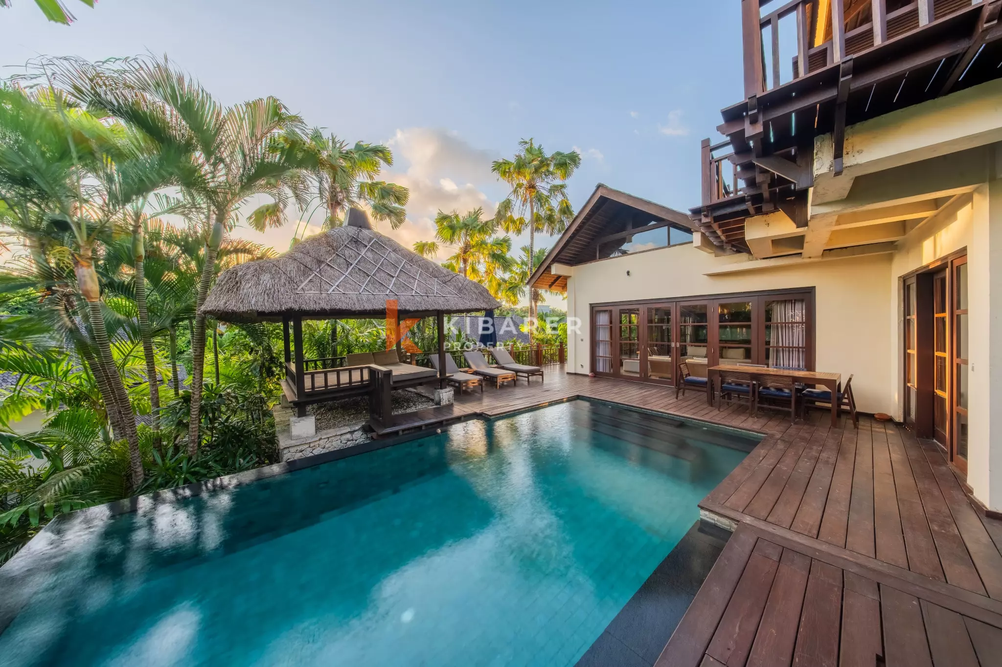 Élégante villa tropicale de trois chambres avec piscine privée et balcon à Ungasan