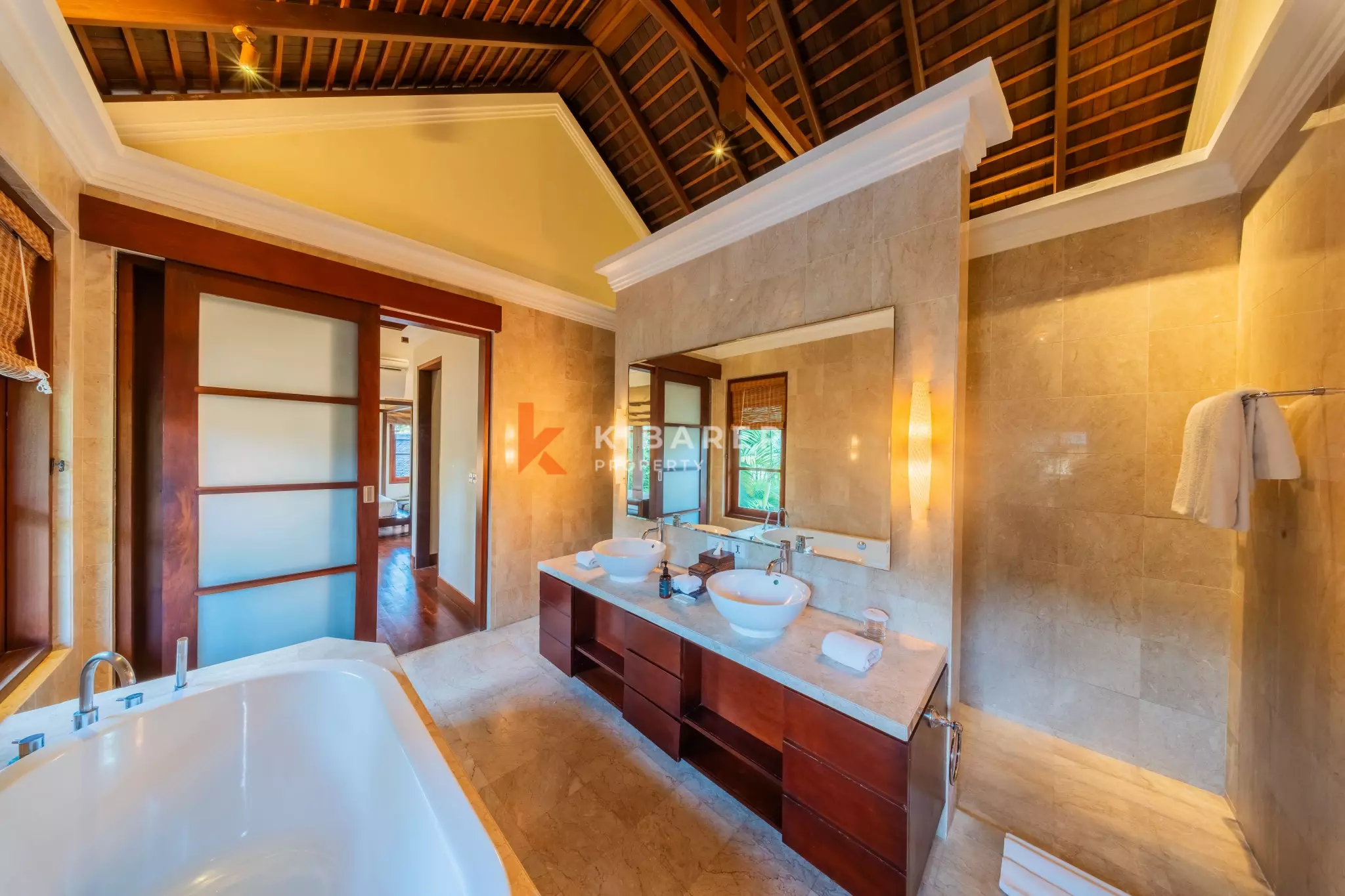 Élégante villa tropicale de trois chambres avec piscine privée et balcon à Ungasan